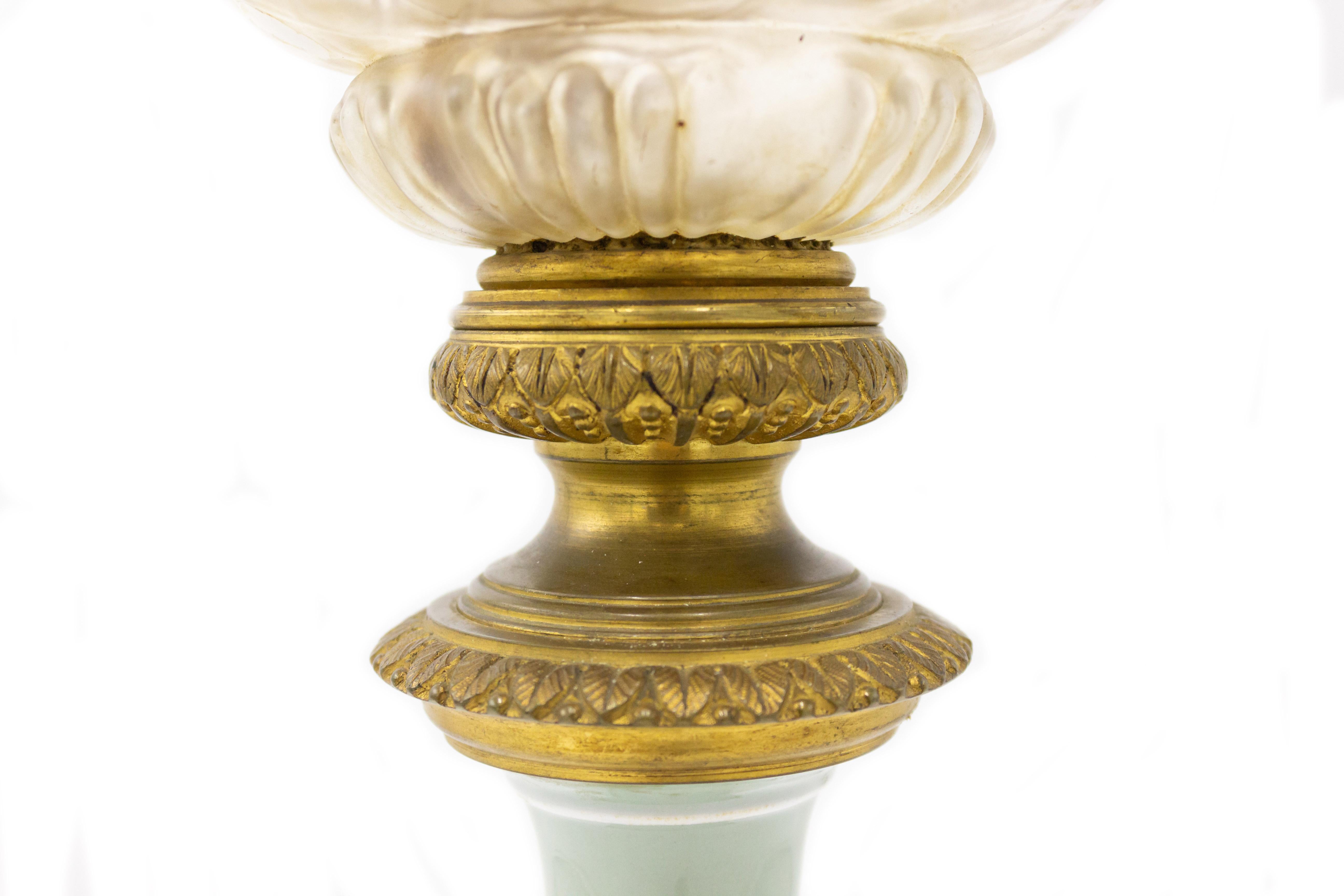 Französische viktorianische Öllampen aus Porzellan, Paar im Angebot 1