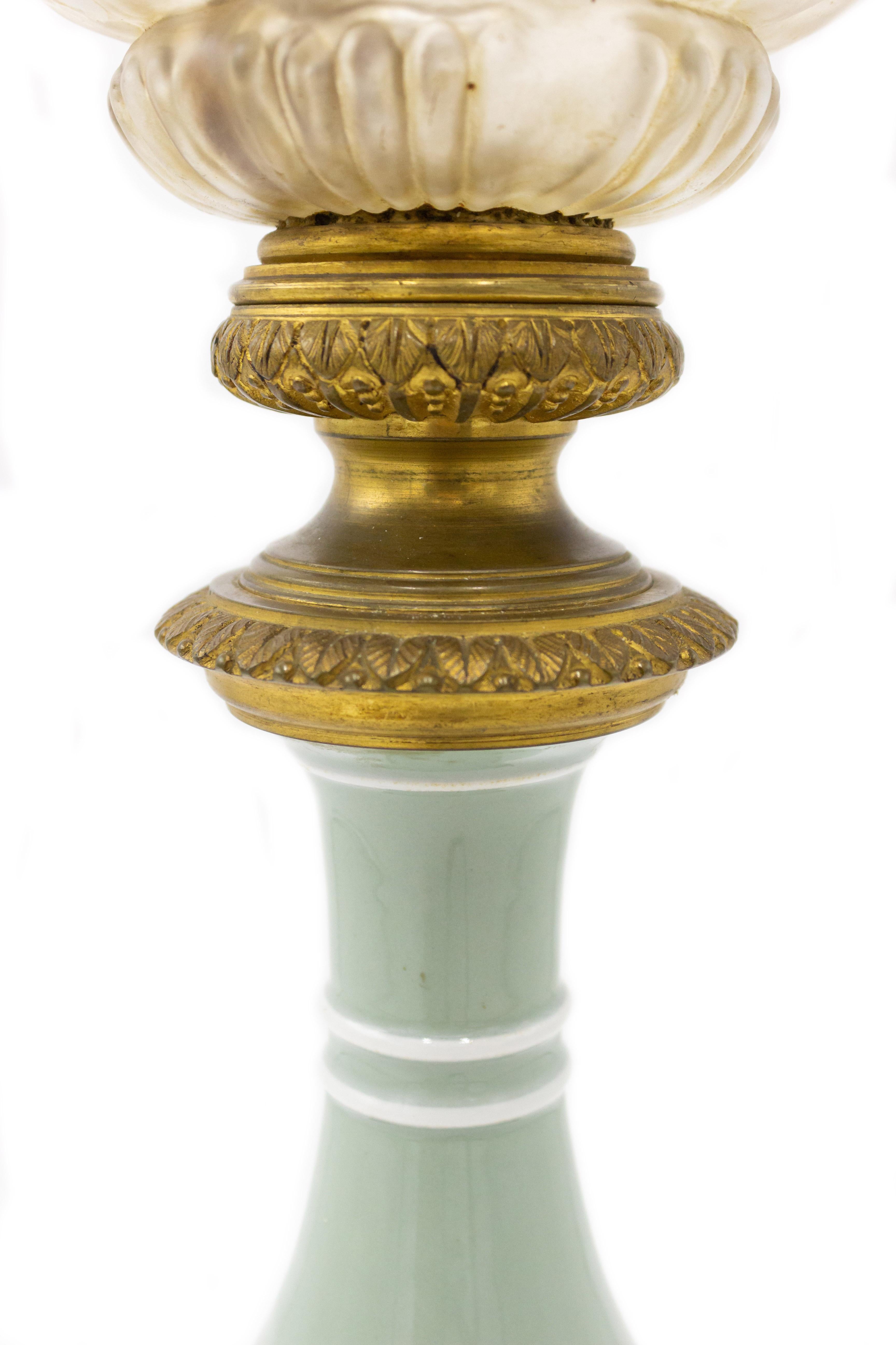 Französische viktorianische Öllampen aus Porzellan, Paar im Angebot 2