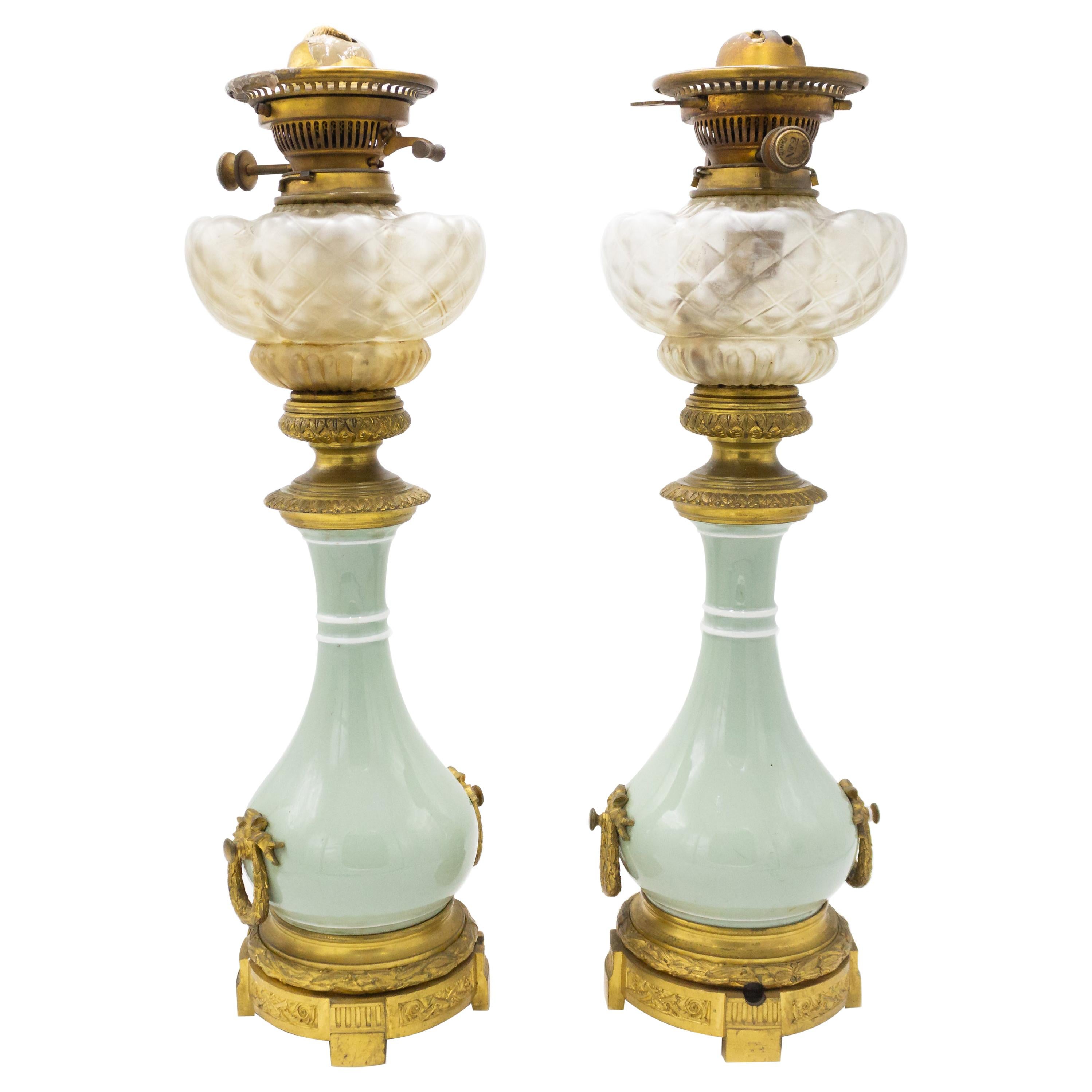 Französische viktorianische Öllampen aus Porzellan, Paar im Angebot