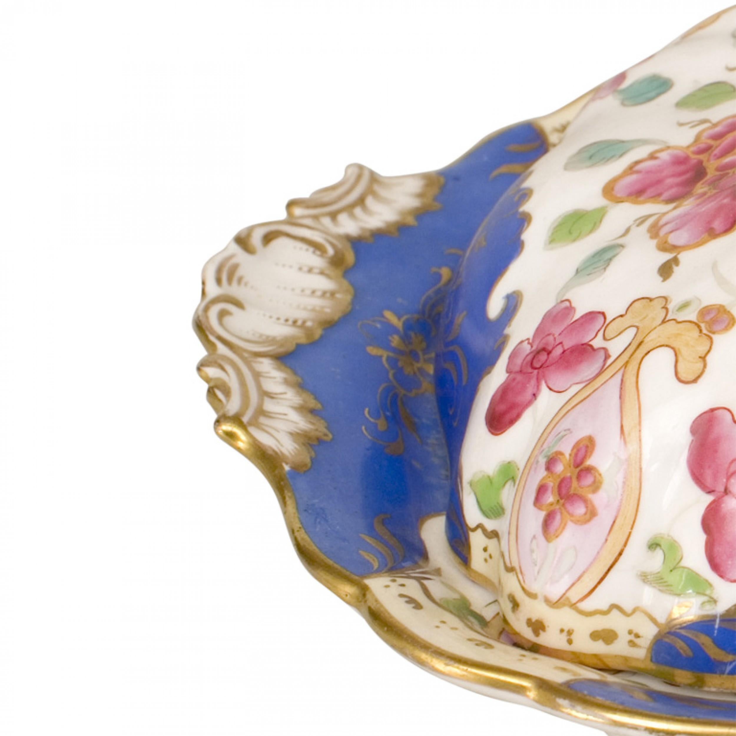 COPPIA di zuppiere francesi (XIX secolo) in porcellana con decorazioni floreali rosse, bianche e blu e finiture dorate e coperchio con manico (PREZZO IN COPPIA) (Articolo correlato: GRL0563A)