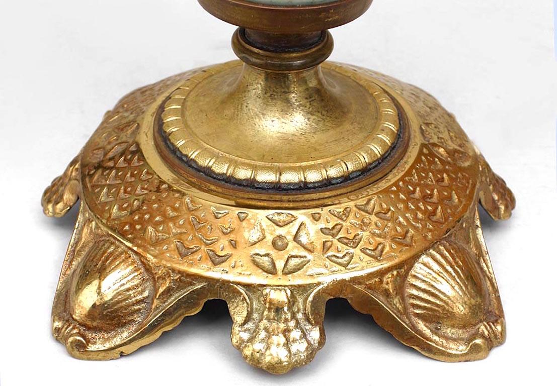 Paar französische viktorianische Porzellan-Urnen-Tischlampen (Bronze) im Angebot