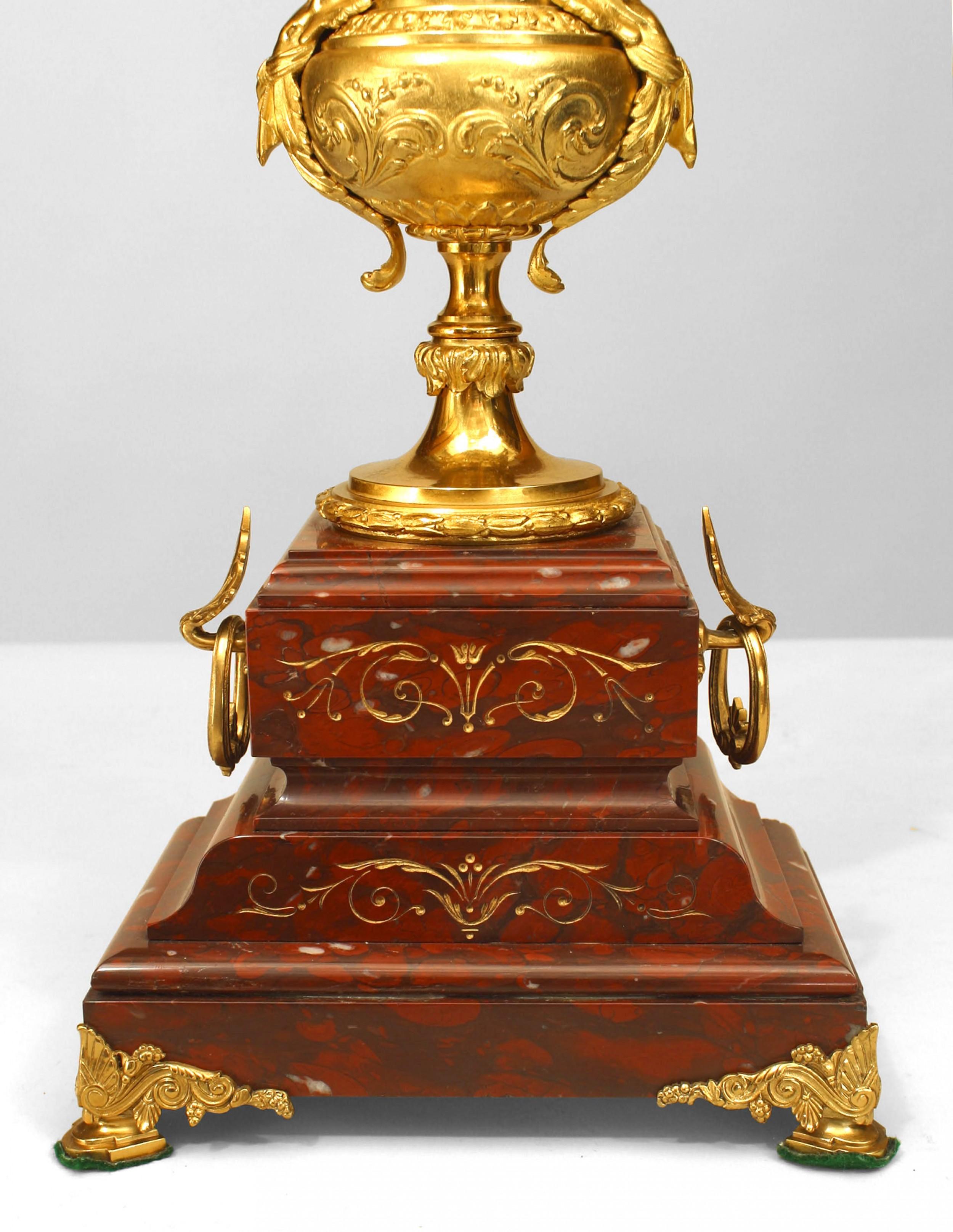 Vittoriano Coppia di candelabri francesi vittoriani in marmo rosso e bronzo in vendita