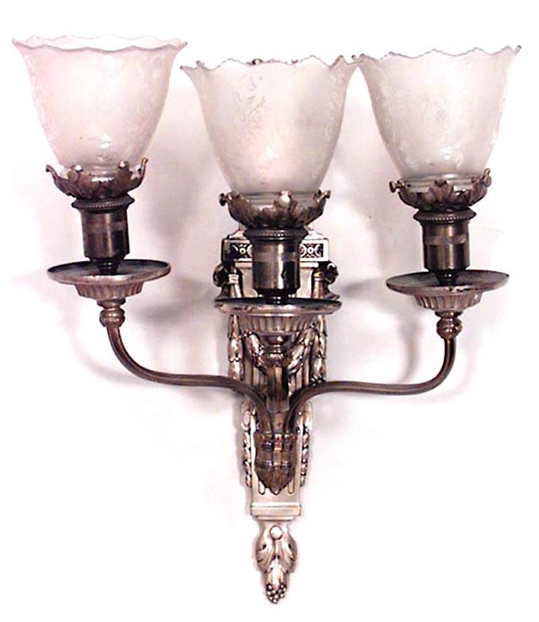 4 Bronzewandleuchter im französischen viktorianischen Stil (19/20. Jahrhundert) mit drei Armen, Bügeldesign und ovalen Bogenknotenaufsätzen mit geätzten Kristallschirmen (PREIS PRO STÜCK)
