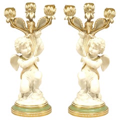 Paire de candélabres Cupidon en porcelaine blanche et dorée de style victorien français
