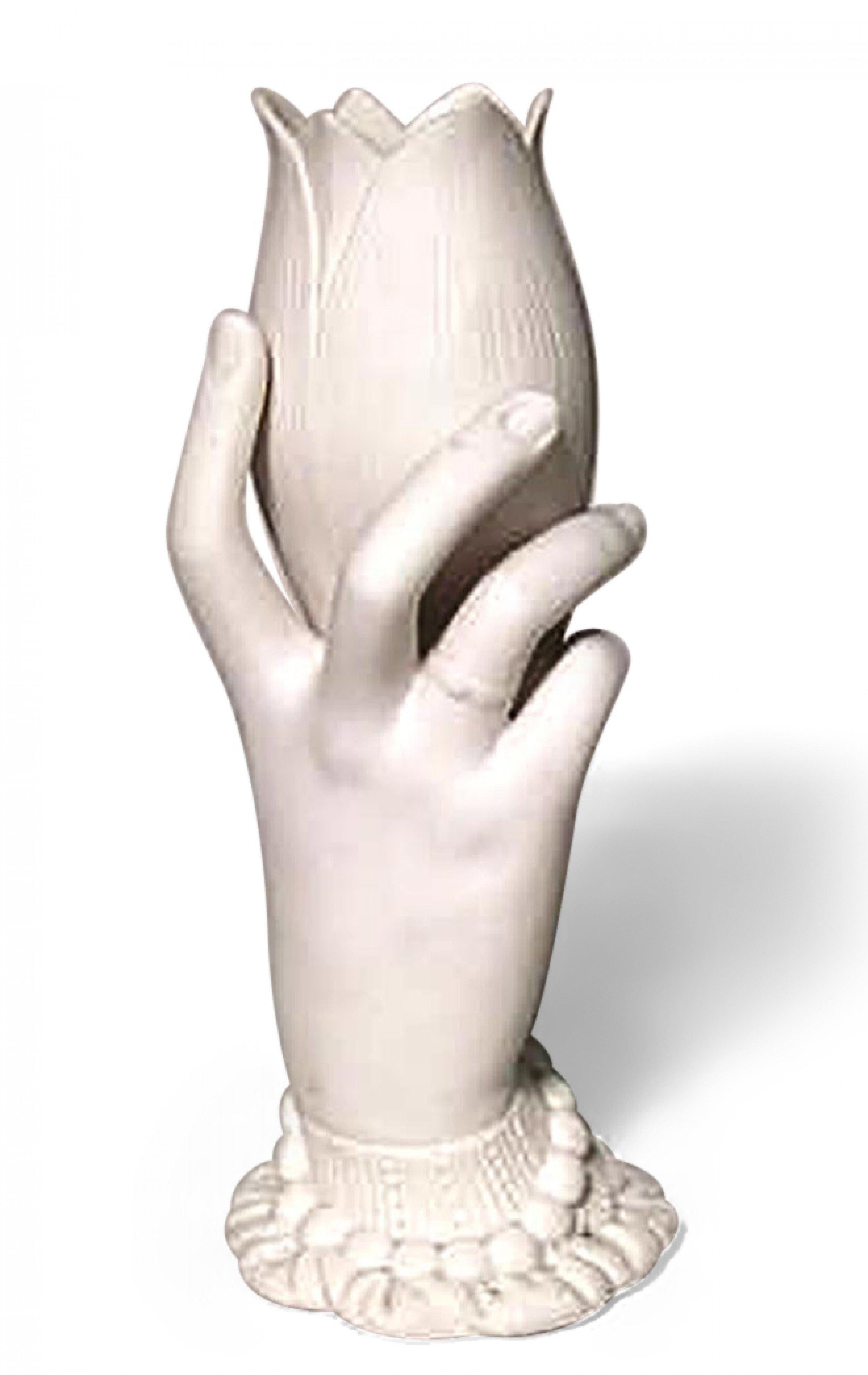 Zwei Vasen aus französischem viktorianischem Parianporzellan mit einer Hand, die eine Muschel in Form eines Nautilus hält (Preis pro Paar).
 