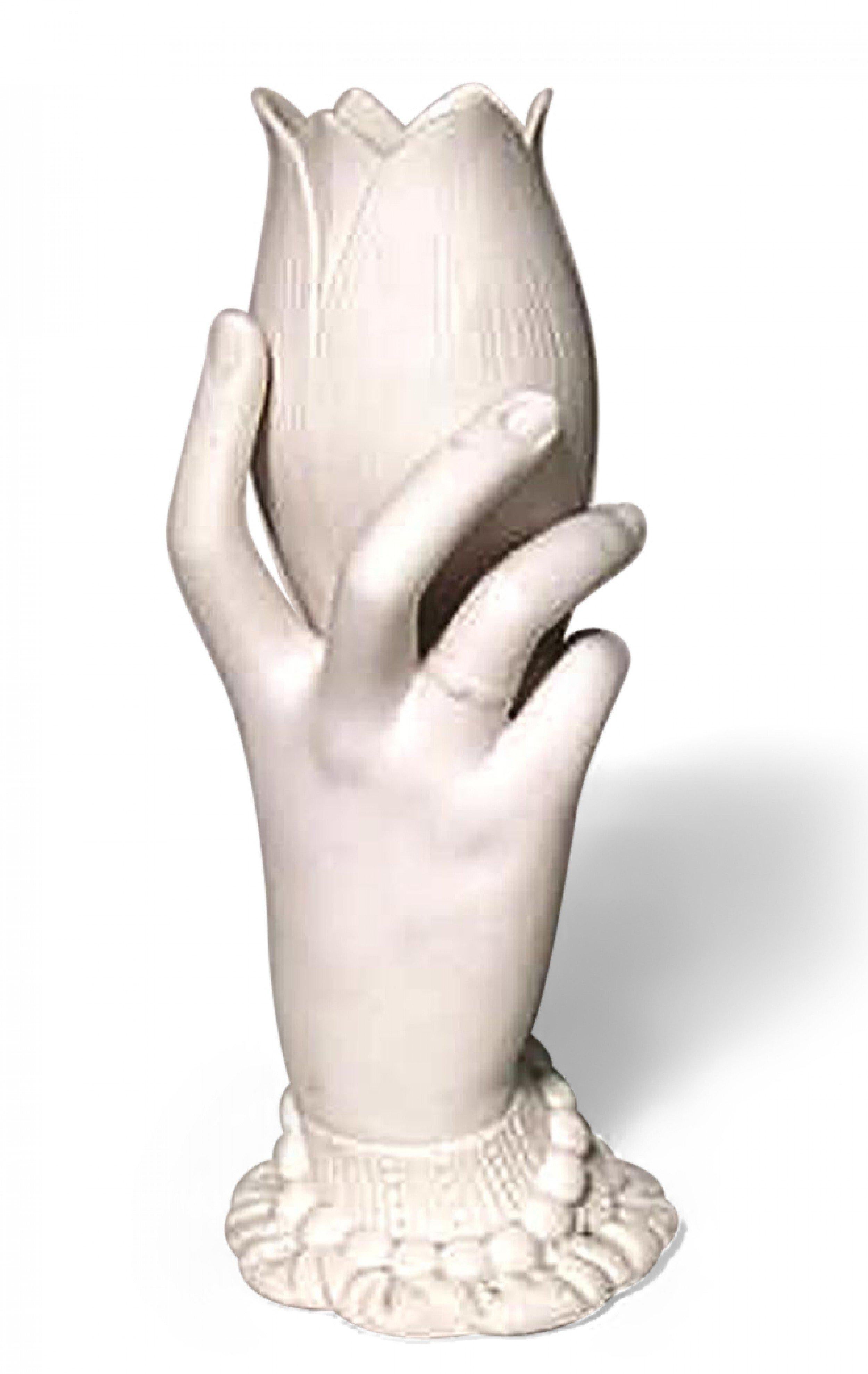 Coppia di vasi in porcellana pariana francese di epoca vittoriana con mano che regge una conchiglia a forma di nautilus (prezzo in coppia).
 