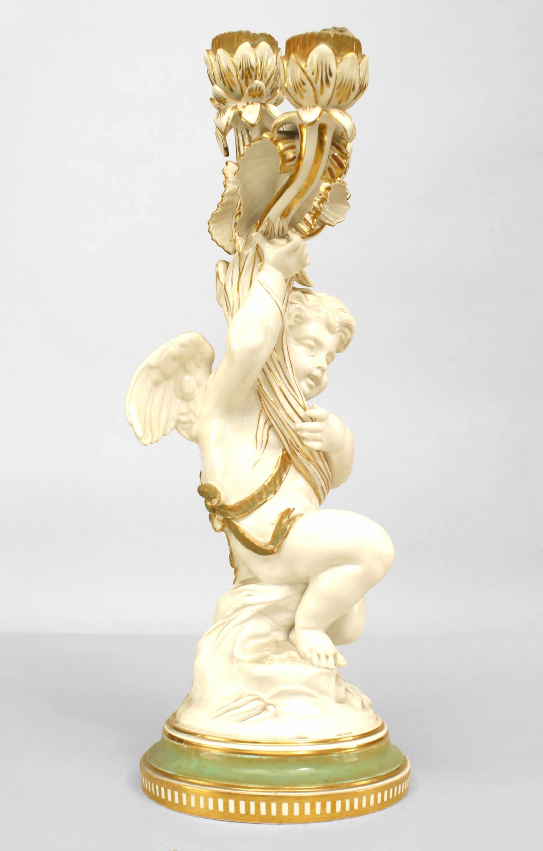 Victorien Paire de candélabres Cupidon en porcelaine blanche et dorée de style victorien français en vente