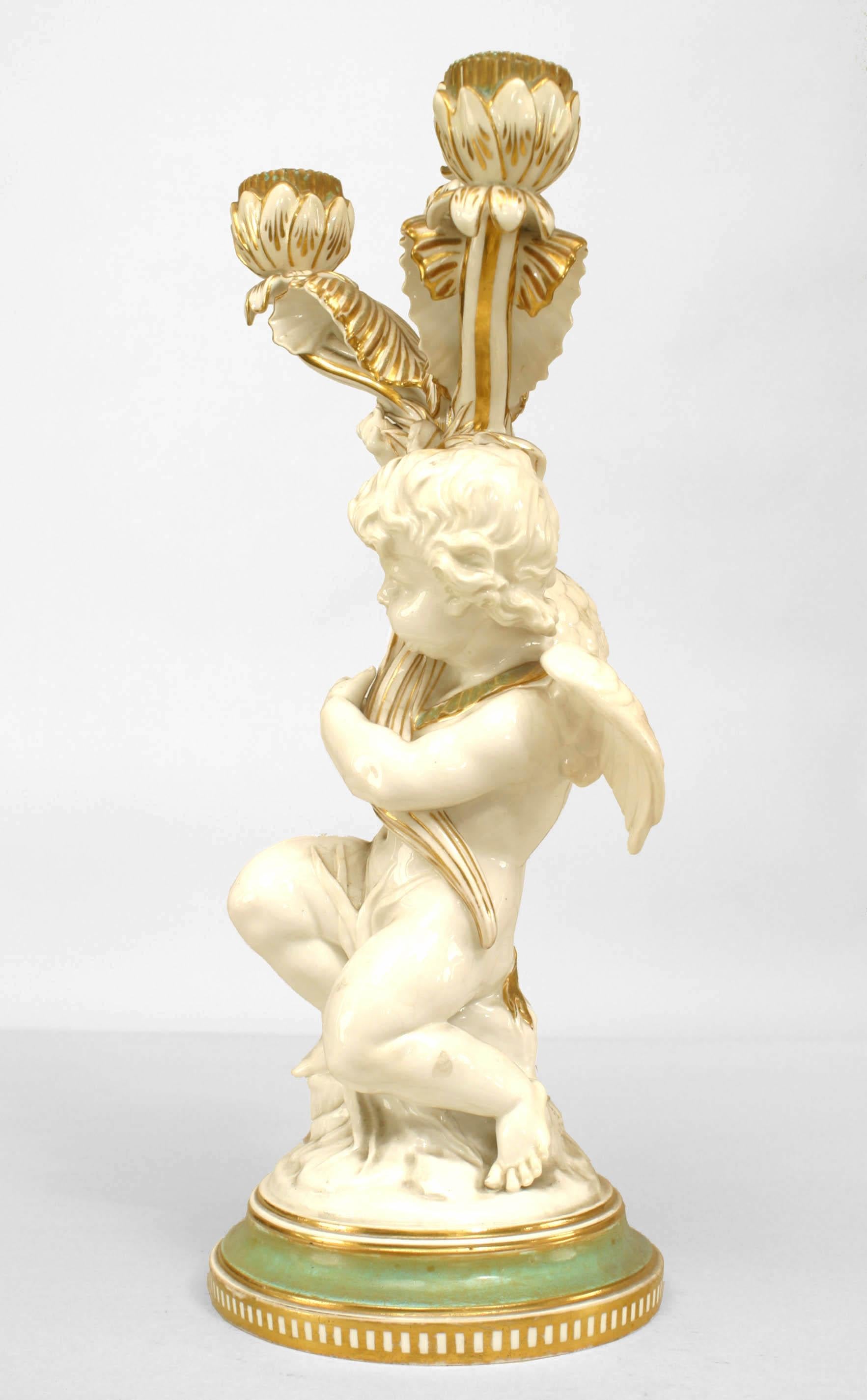 Français Paire de candélabres Cupidon en porcelaine blanche et dorée de style victorien français en vente