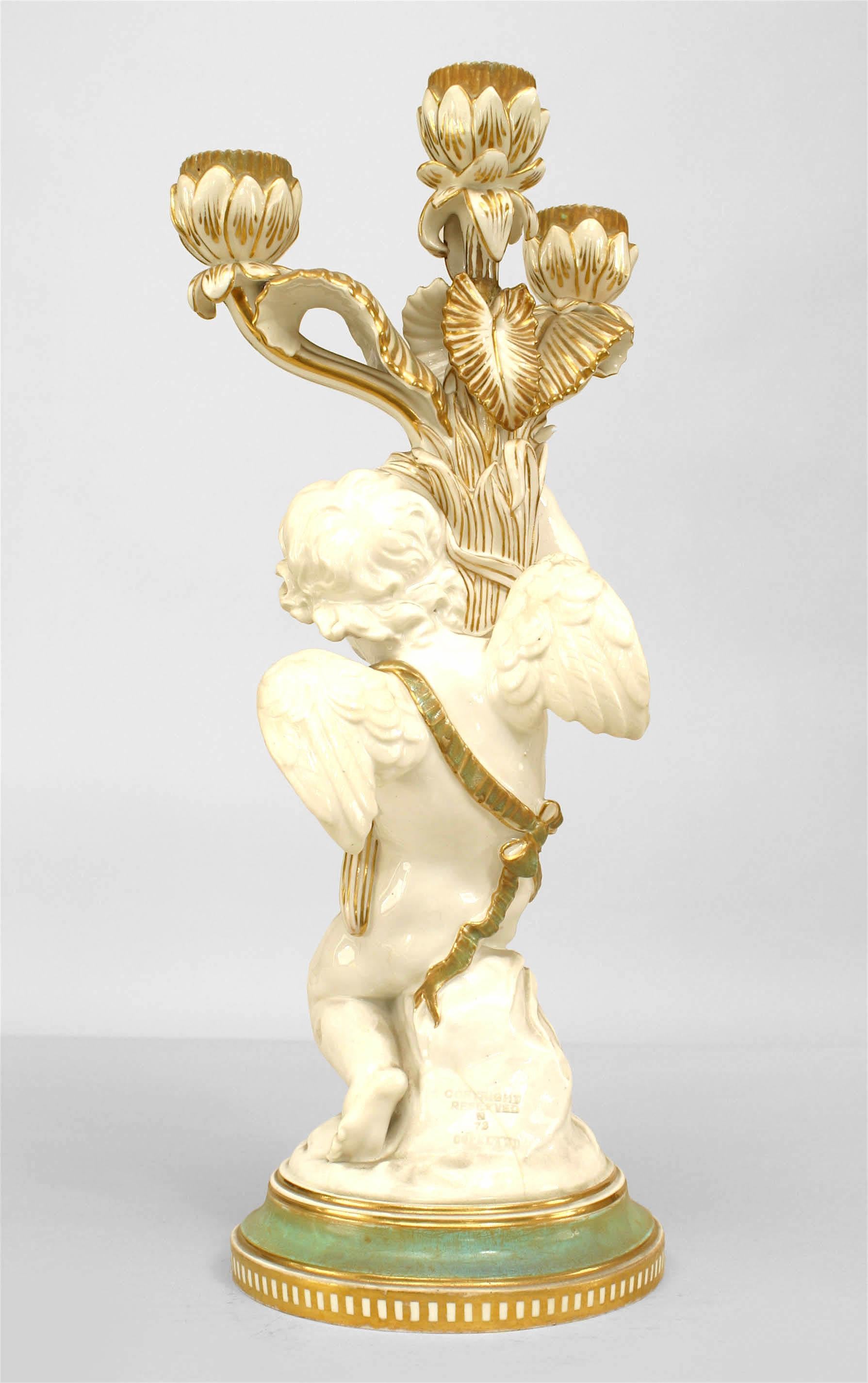 Paar französische viktorianische Amor-Kandelaber aus weißem und vergoldetem Porzellan (Vergoldet) im Angebot