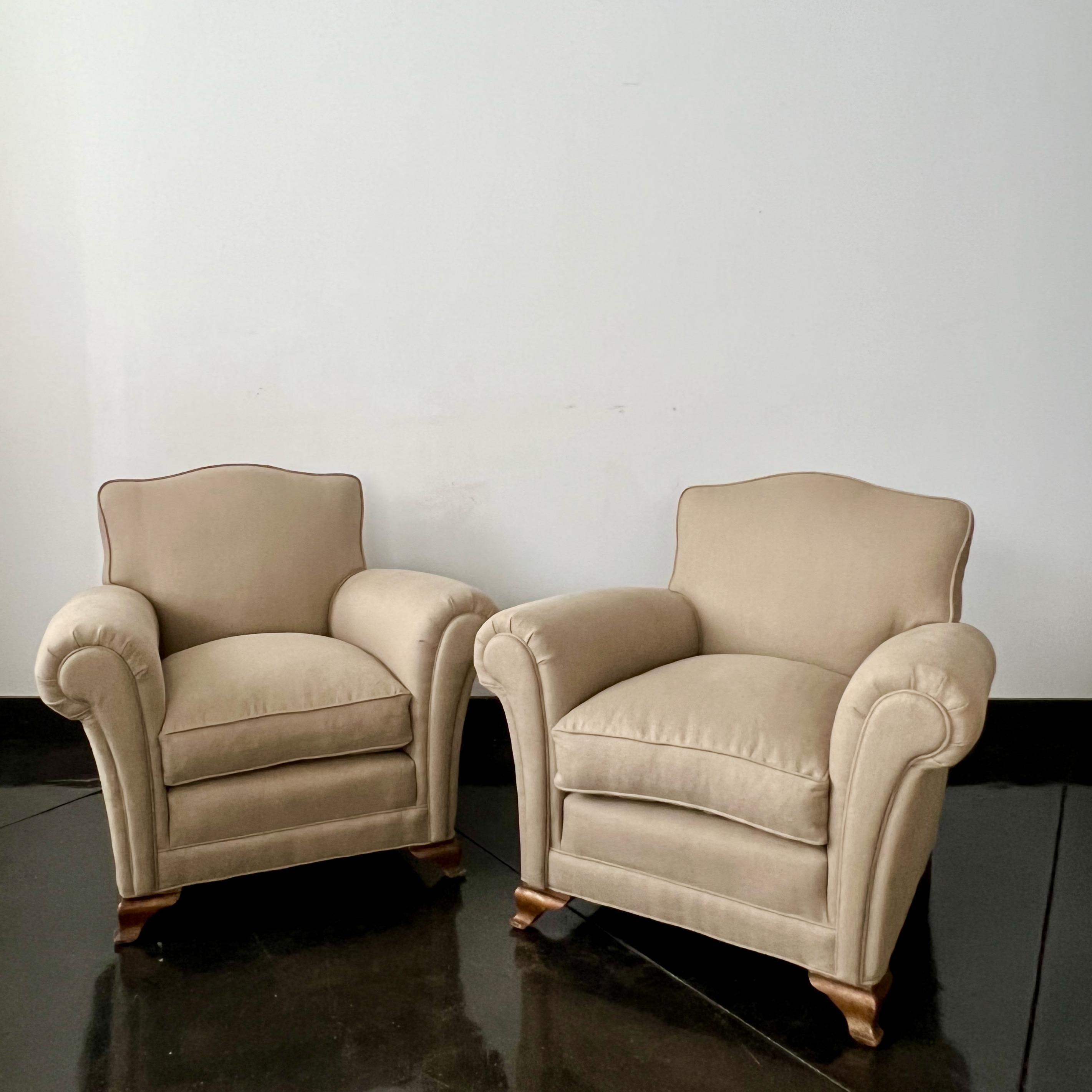 Pair of vintage French club chairs from 40's reupholstered in linen on gilded shaped feet.
These chairs are very sturdy and comfortable, with a french club chair shape.
Paris, France

seat size:
20