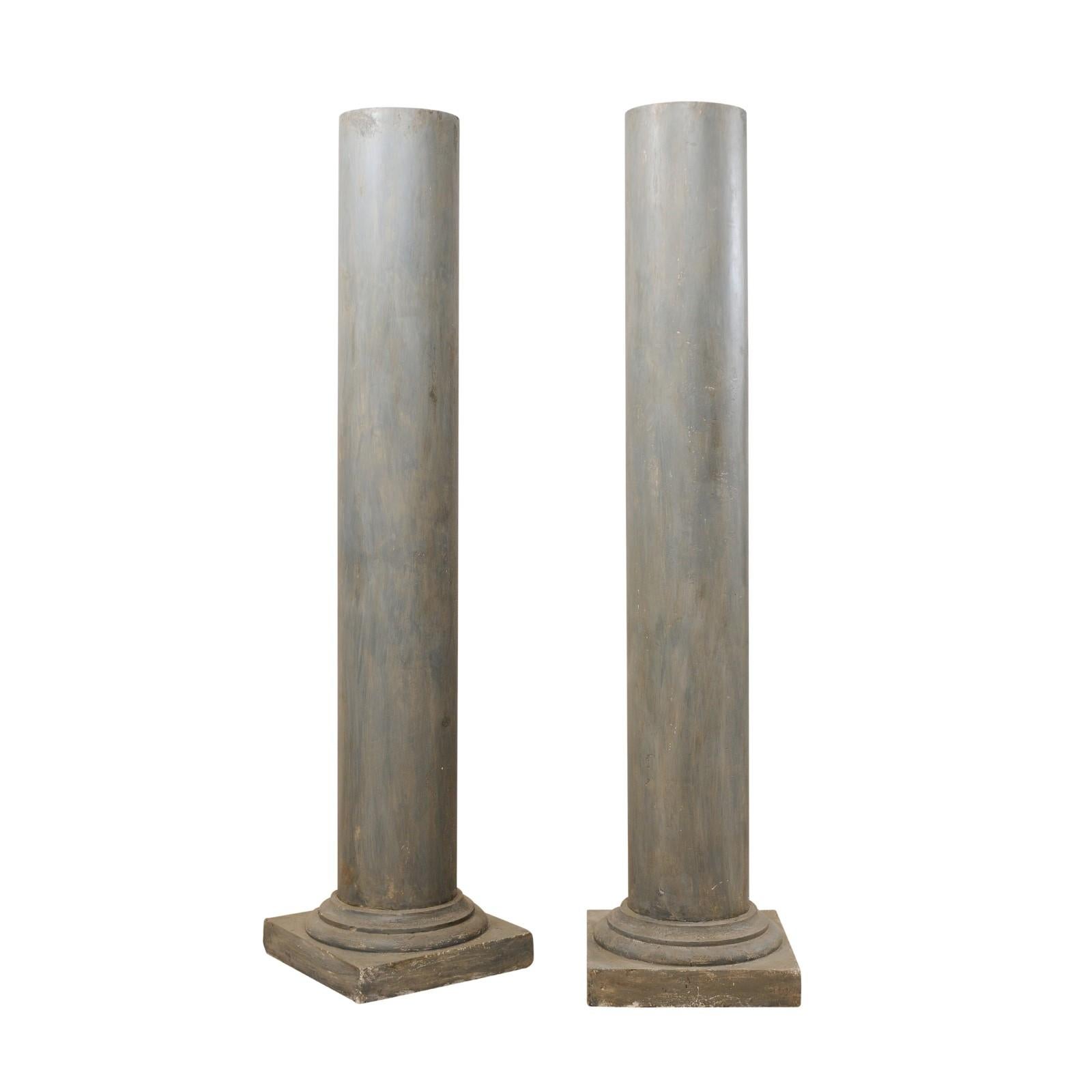 Paire de colonnes françaises vintage en plâtre peint de style doré