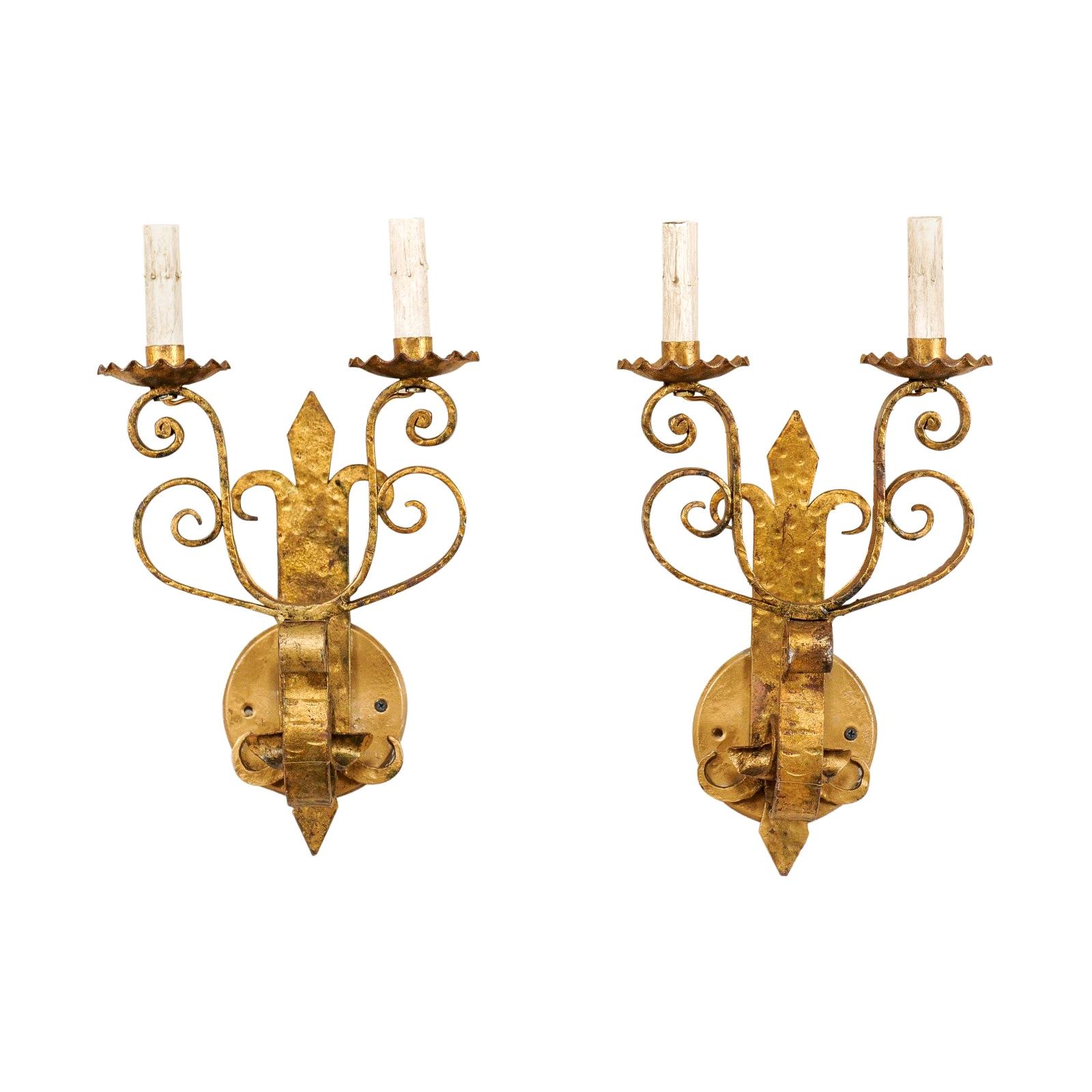 Paar französische Vintage Fleur-de-lys-Wandleuchter aus goldfarbenem Eisen mit Schnörkeln