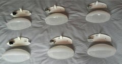 Coppia di lampade da parete industriali francesi vintage in vetro bianco, anni '60
