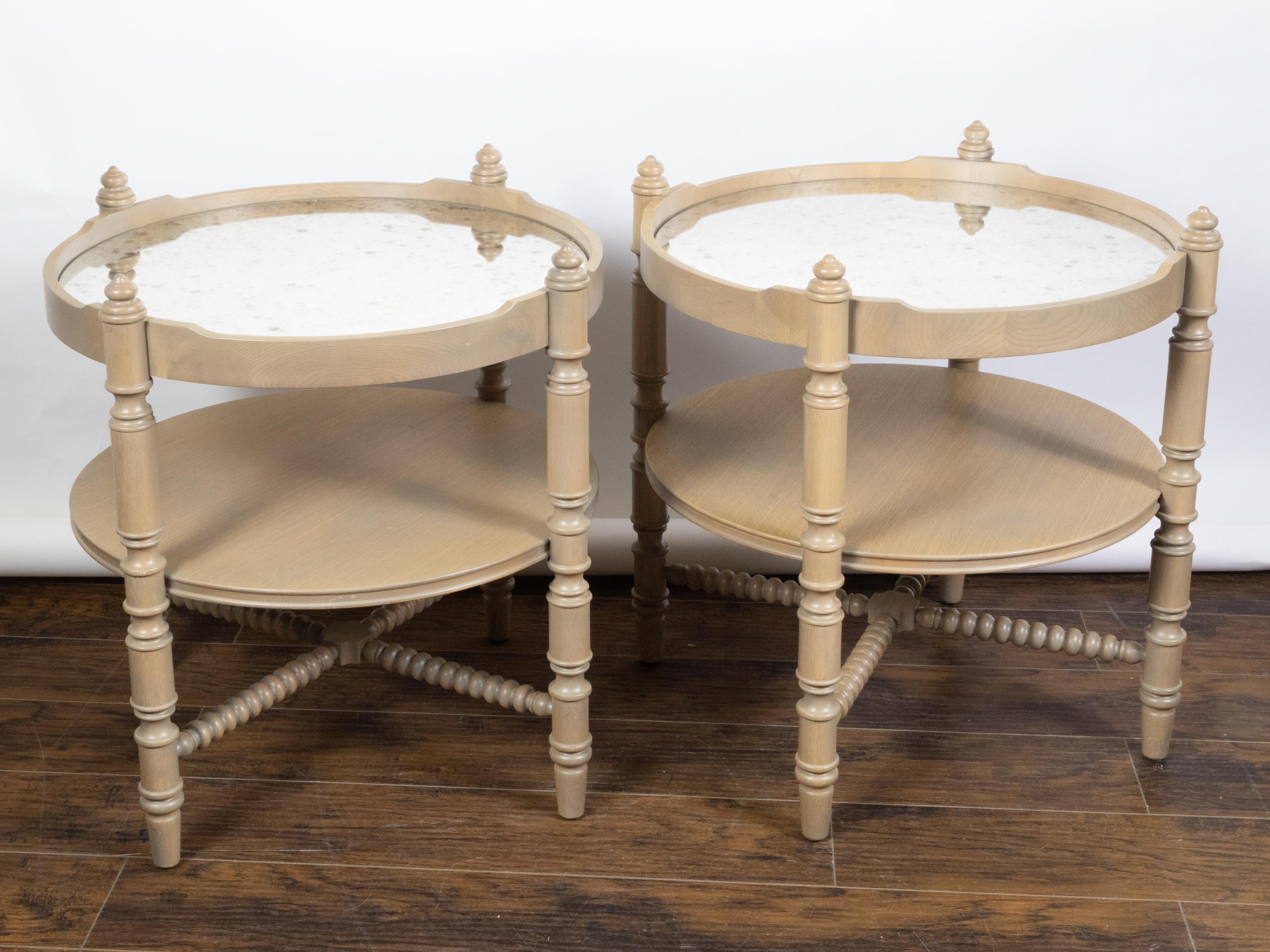 Miroir Paire de tables d'appoint françaises vintage en chêne avec plateau en miroir et pieds tournés en vente