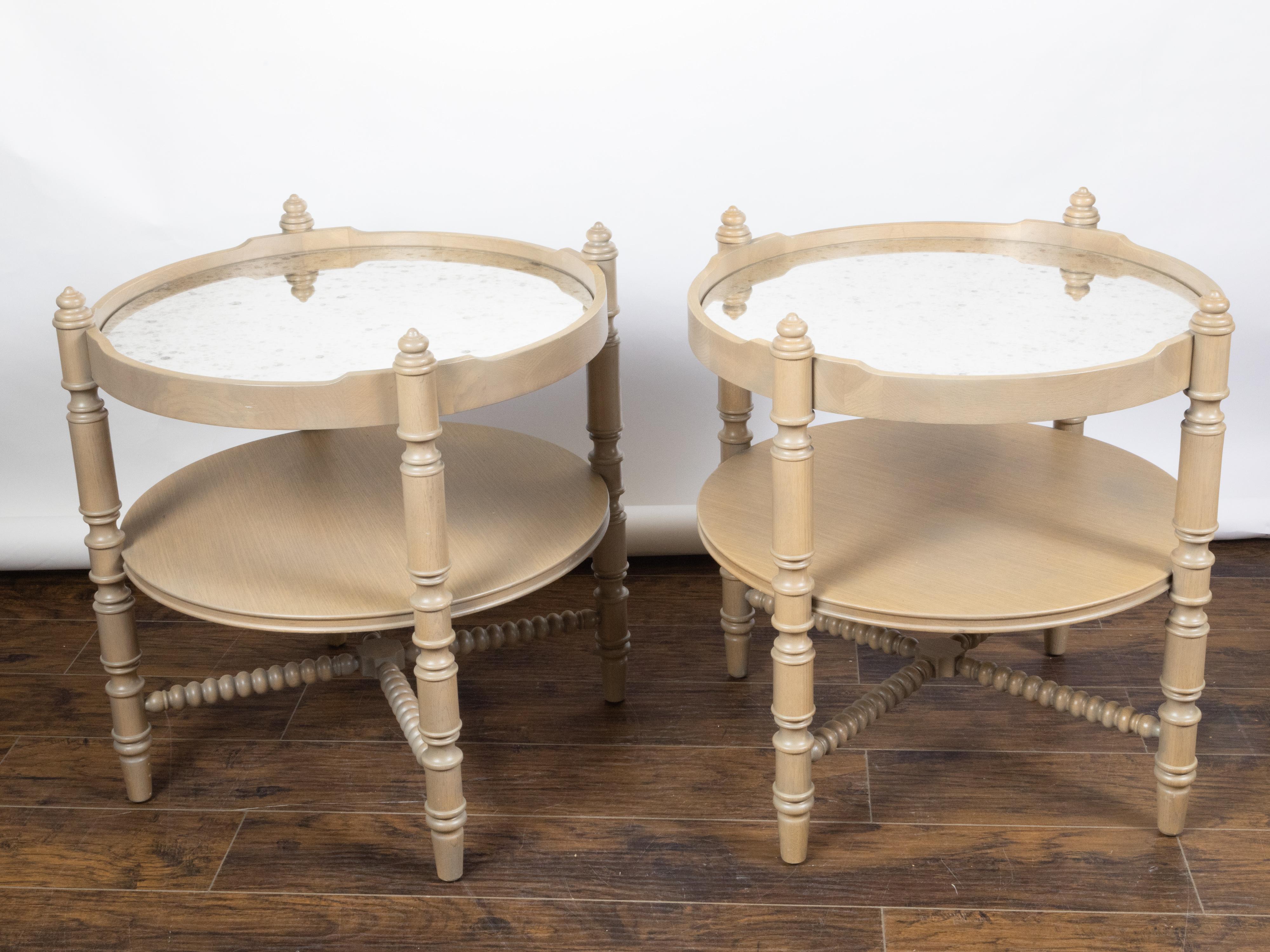 Paire de tables d'appoint françaises vintage en chêne avec plateau en miroir et pieds tournés en vente 1