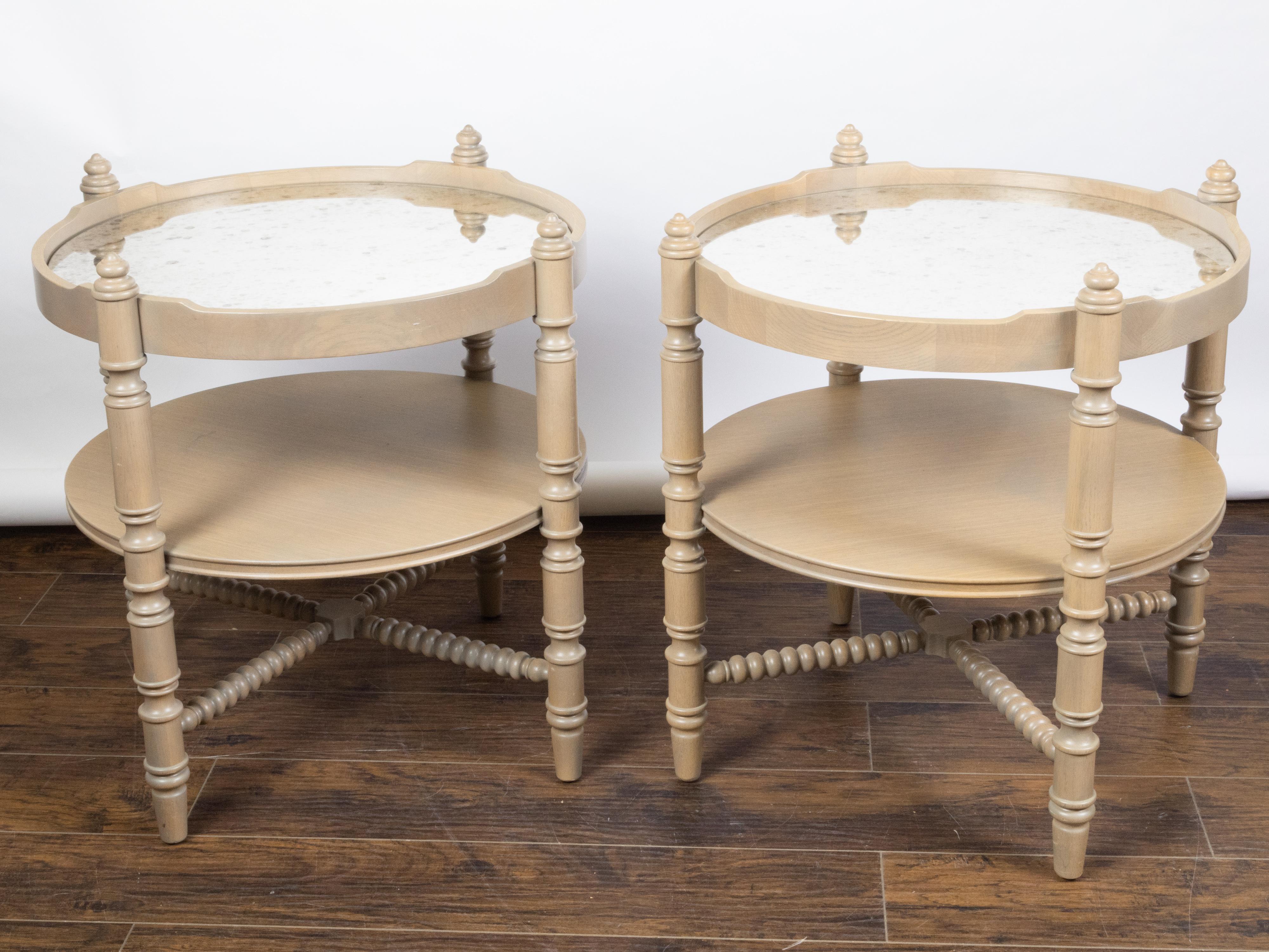 Paire de tables d'appoint françaises vintage en chêne avec plateau en miroir et pieds tournés en vente 2