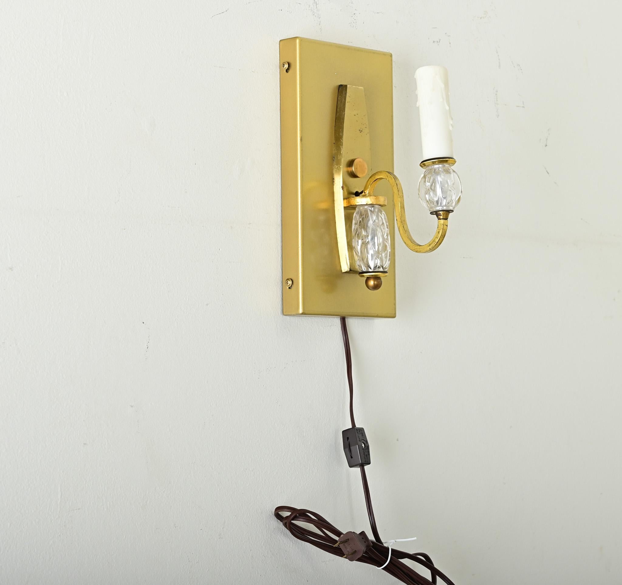 Pareja vintage de apliques franceses con un atractivo transicional. Las recientes placas traseras de latón cepillado dan dimensión a los cristales de vidrio transparente texturizados de los brazos del candelabro. Recableado profesional para EE.UU.