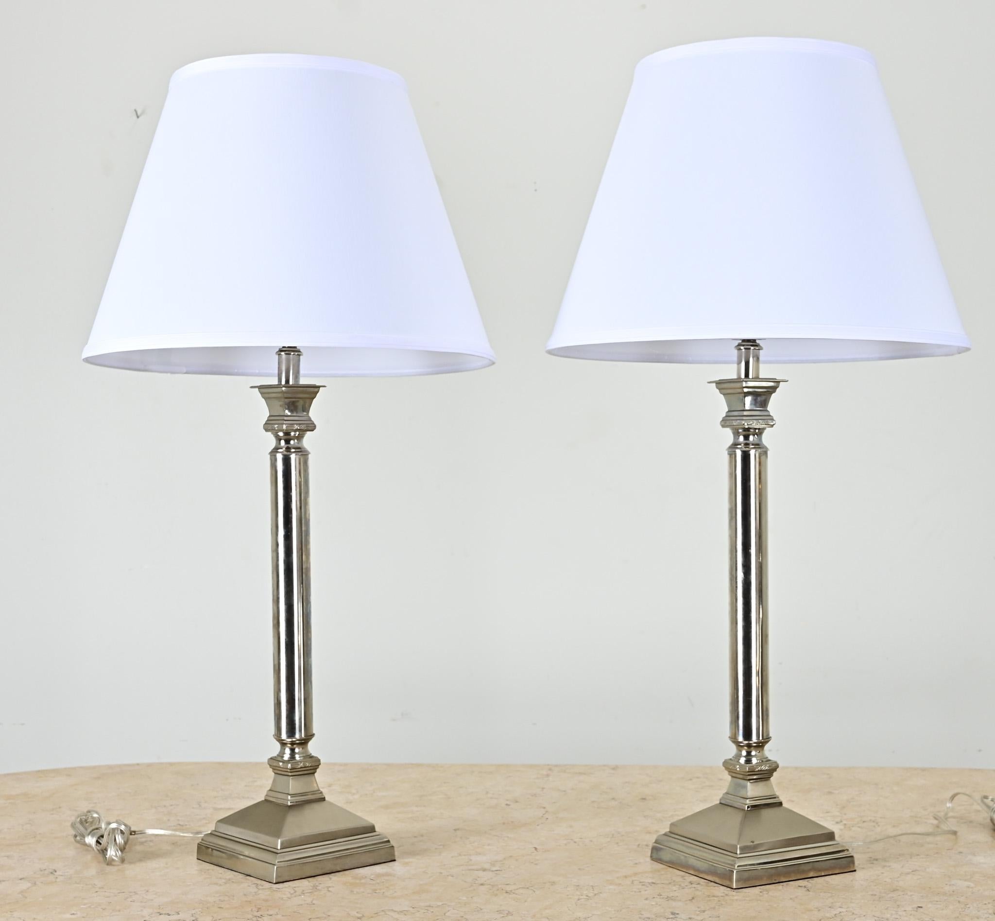 Coppia di lampade da tavolo argentate francesi d'epoca in vendita 2