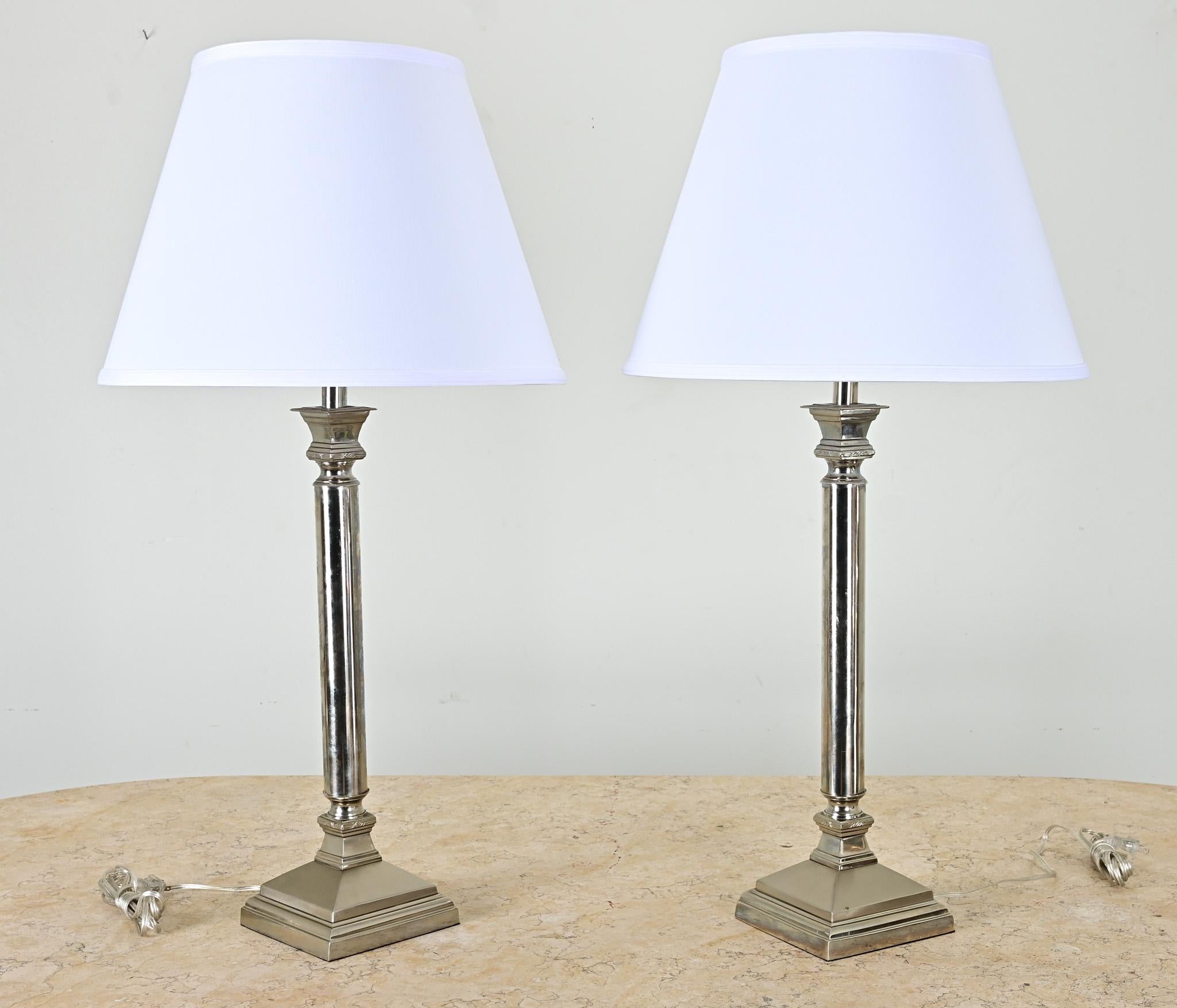 Una coppia di lampade da tavolo alte vintage è in grado di elevare i tuoi interni con classe, stile e luce. Progettato in una semplice forma a colonna con basi quadrate e piccoli dettagli incisi. Recentemente è stata pulita e cablata per l'impianto
