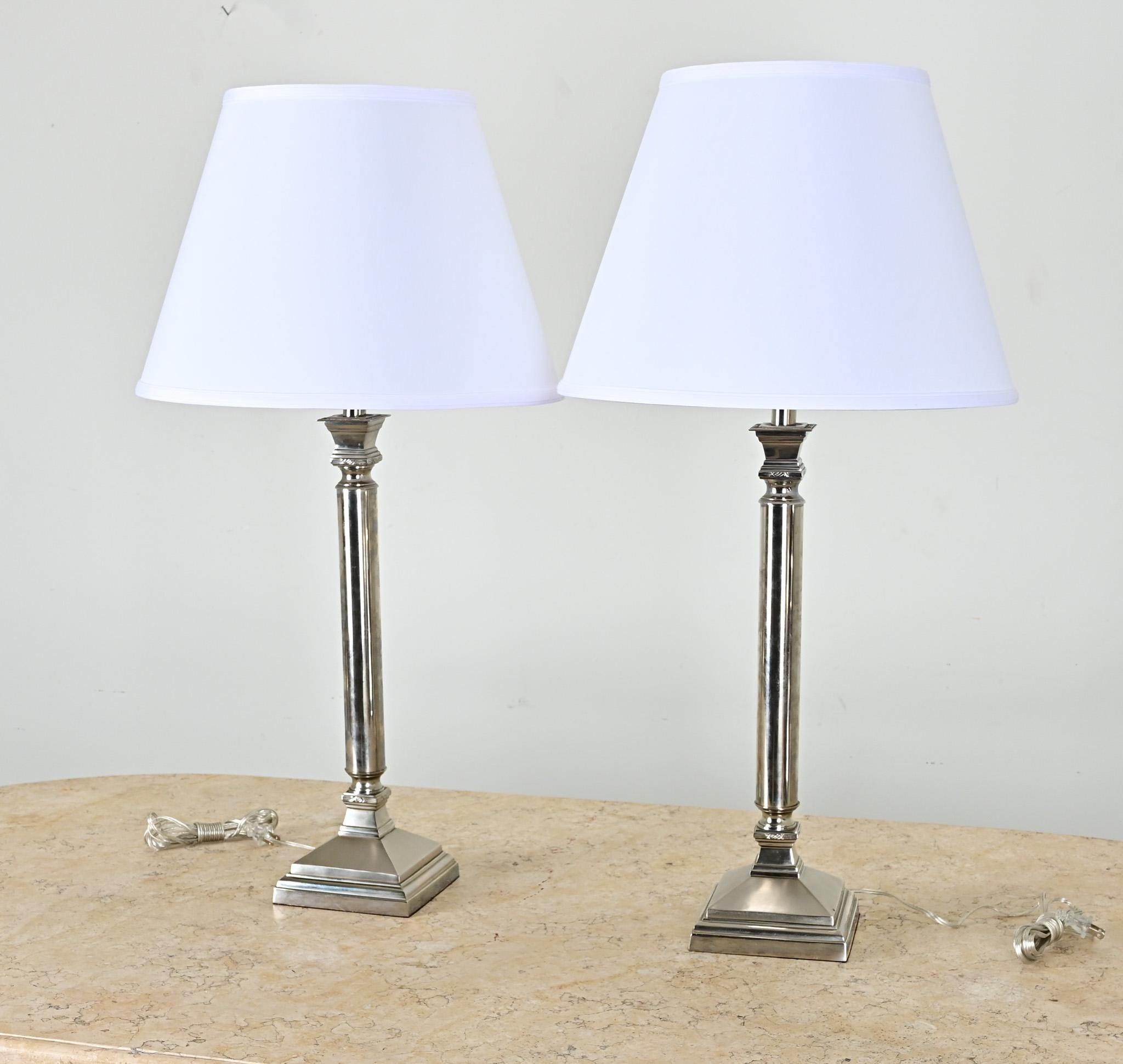 Altro Coppia di lampade da tavolo argentate francesi d'epoca in vendita