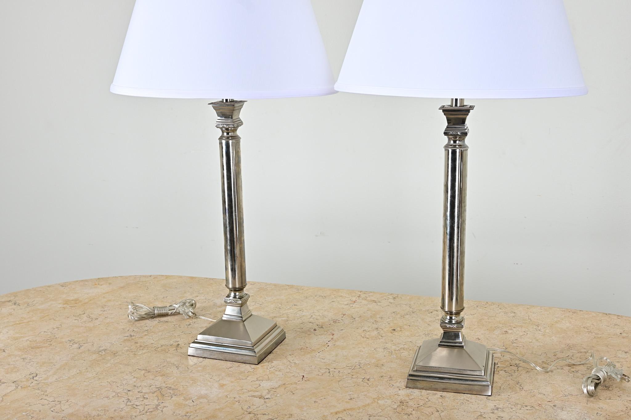 Francese Coppia di lampade da tavolo argentate francesi d'epoca in vendita