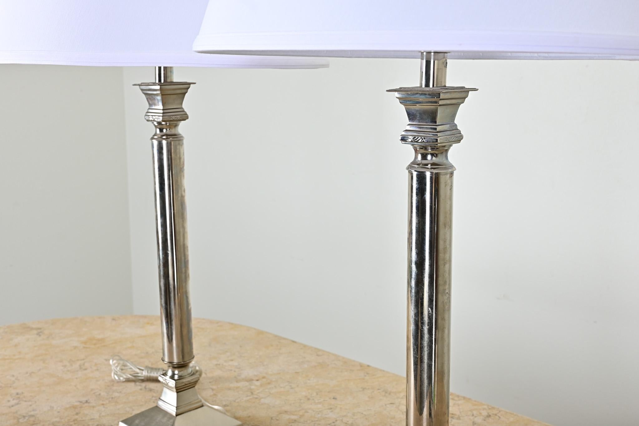 Oggetti in metallo Coppia di lampade da tavolo argentate francesi d'epoca in vendita