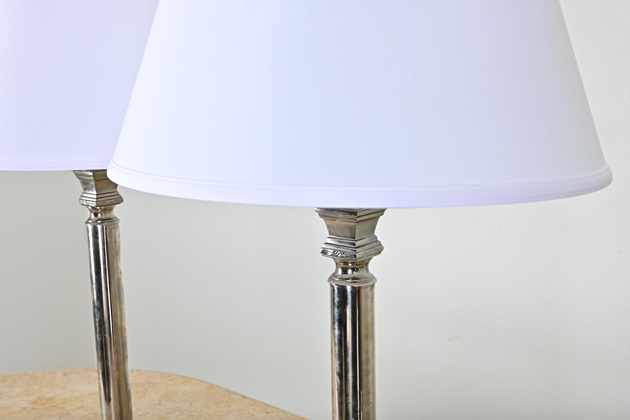 XX secolo Coppia di lampade da tavolo argentate francesi d'epoca in vendita