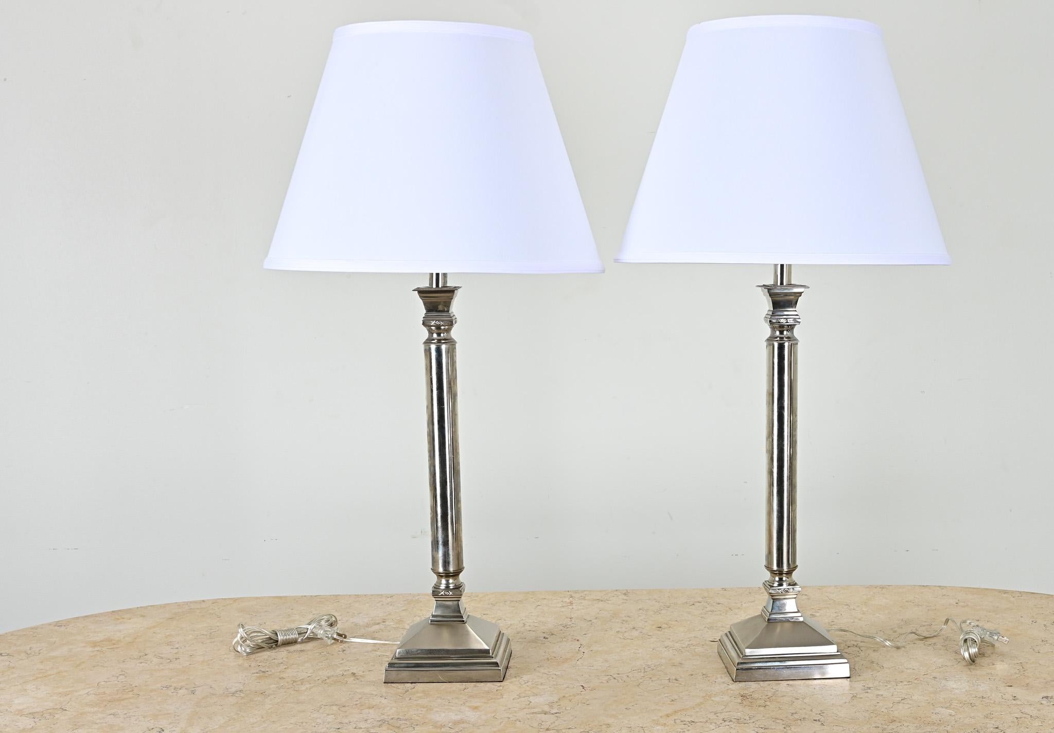 Metallo Coppia di lampade da tavolo argentate francesi d'epoca in vendita