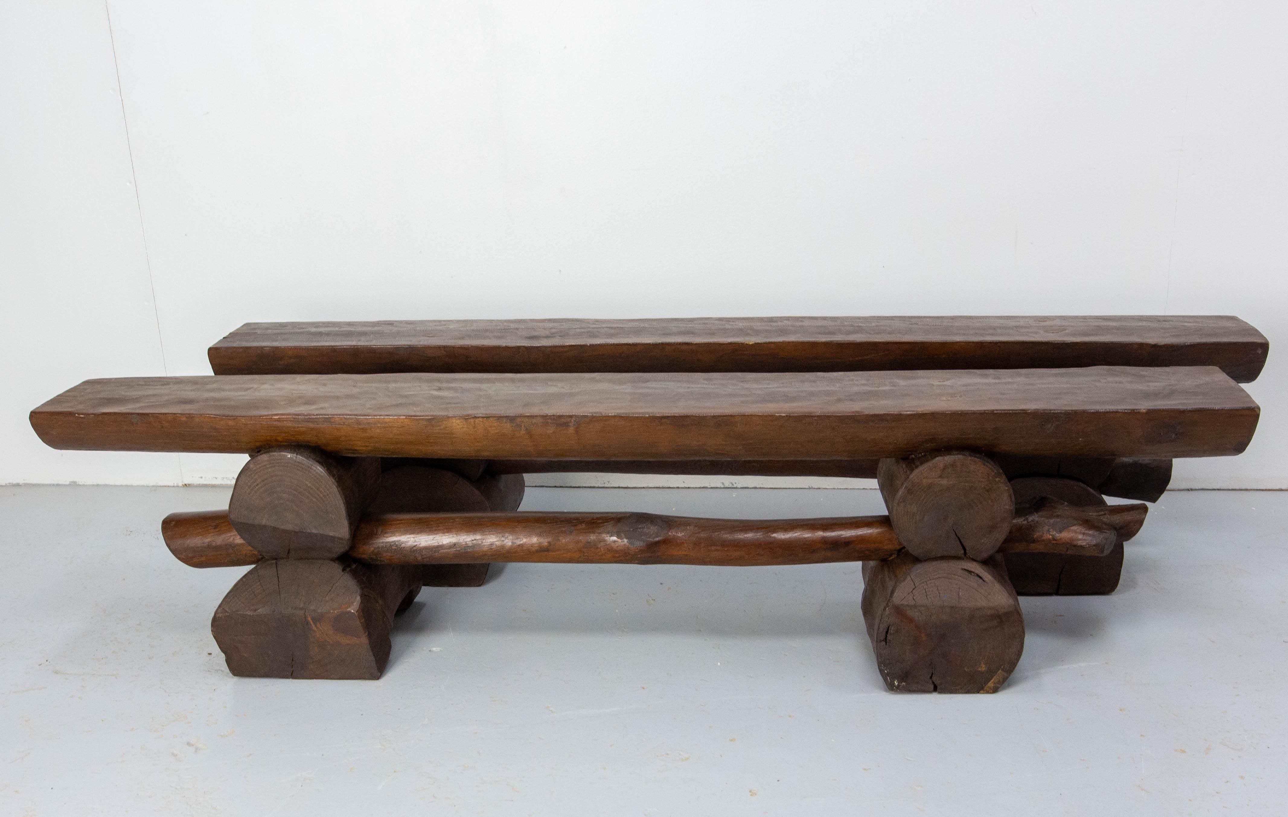 Paire de bancs français fabriqués vers 1960.
Style brutaliste fait de troncs et de demi troncs.
Petites traces de peinture bleue, rien d'inquiétant (voir dernière photo)
En état d'origine vintage, sain et solide.


Expédition :
60 / 39 / 165 cm 58