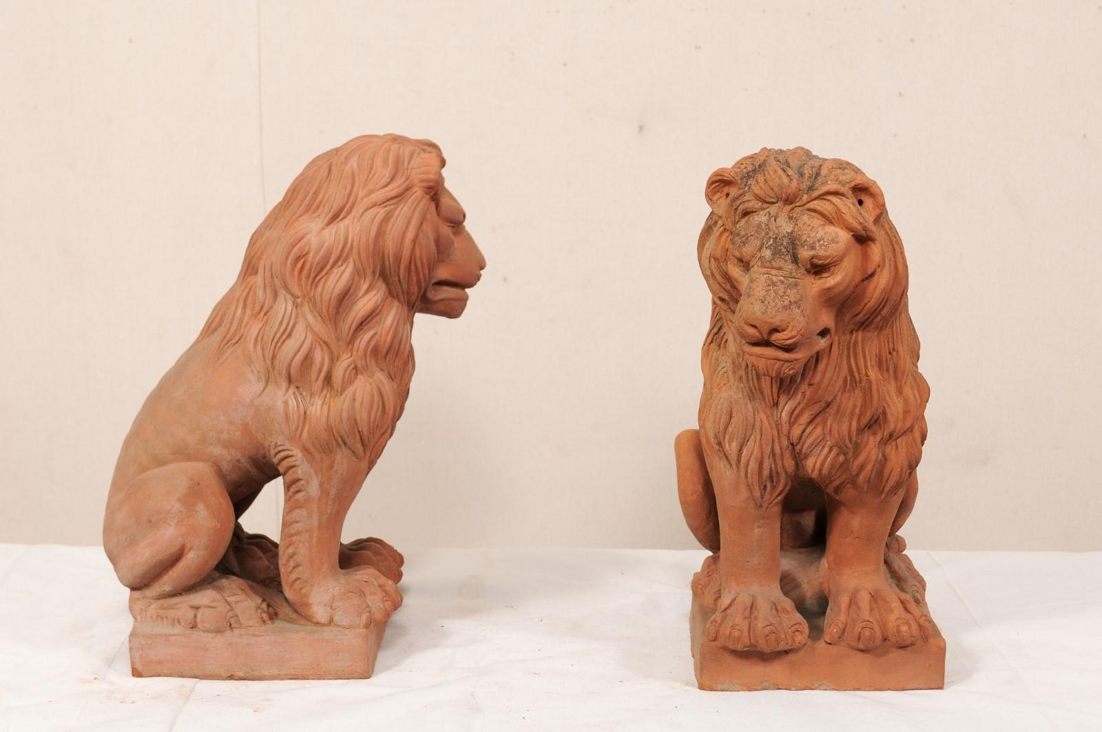 Paar französische Terrakotta-Statuen mit knurrendem Löwen (Französisch) im Angebot