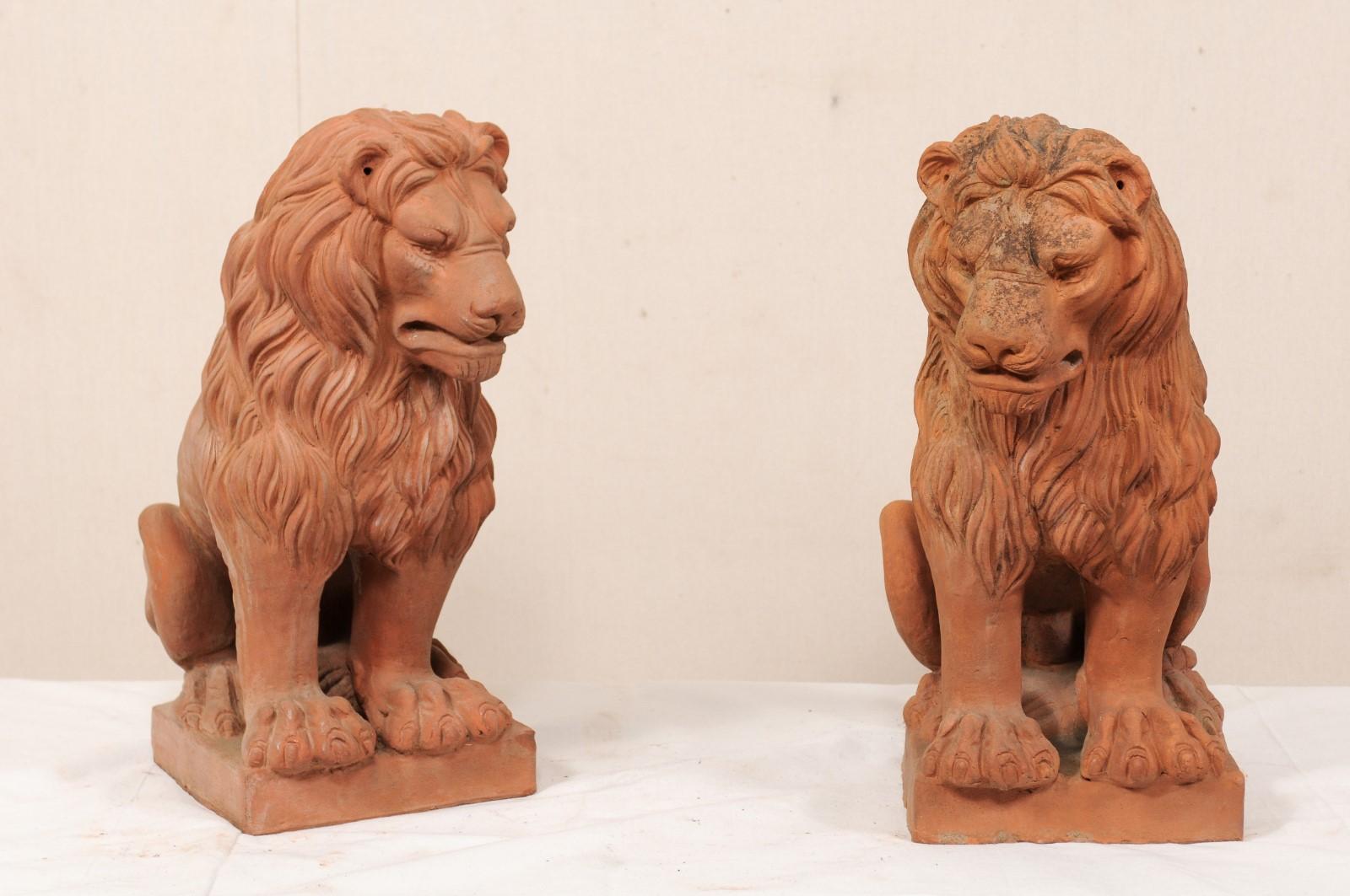 Paar französische Terrakotta-Statuen mit knurrendem Löwen (Geschnitzt) im Angebot