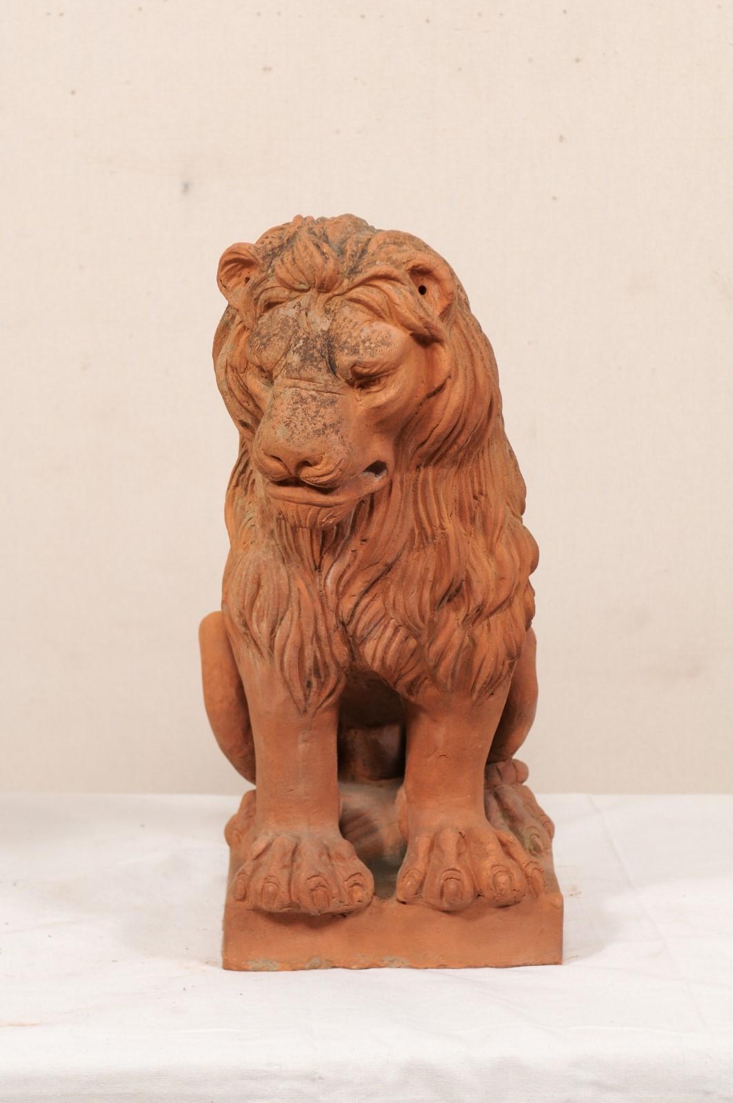 Terre cuite Paire de statues de lion espiègle en terre cuite vintage française en vente