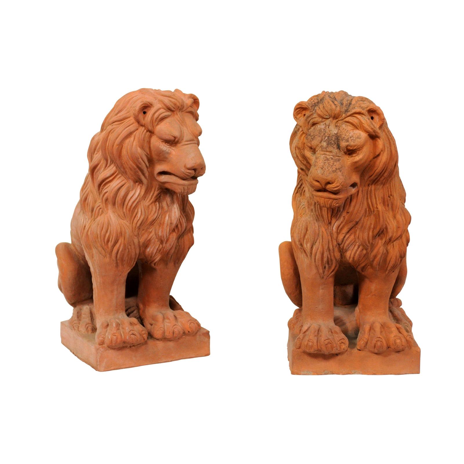 Pareja de estatuas francesas vintage de terracota de león gruñendo
