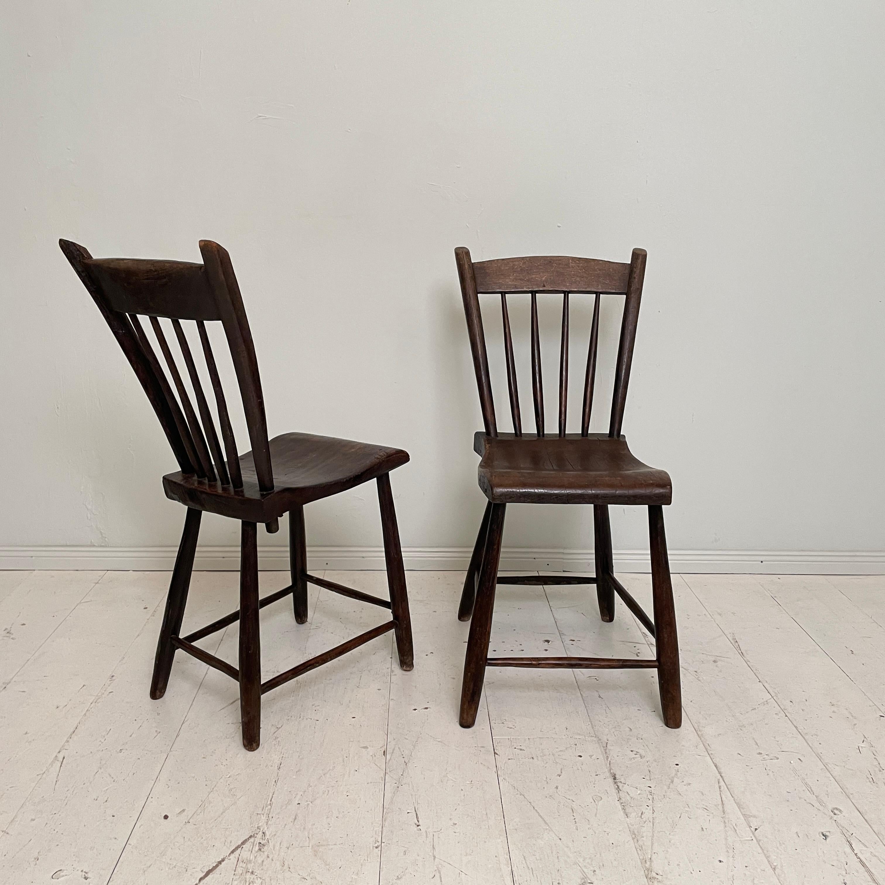 Pair of French Wabi-Sabi Country Chairs in Elm, Around 1830 In Good Condition In Berlin, DE