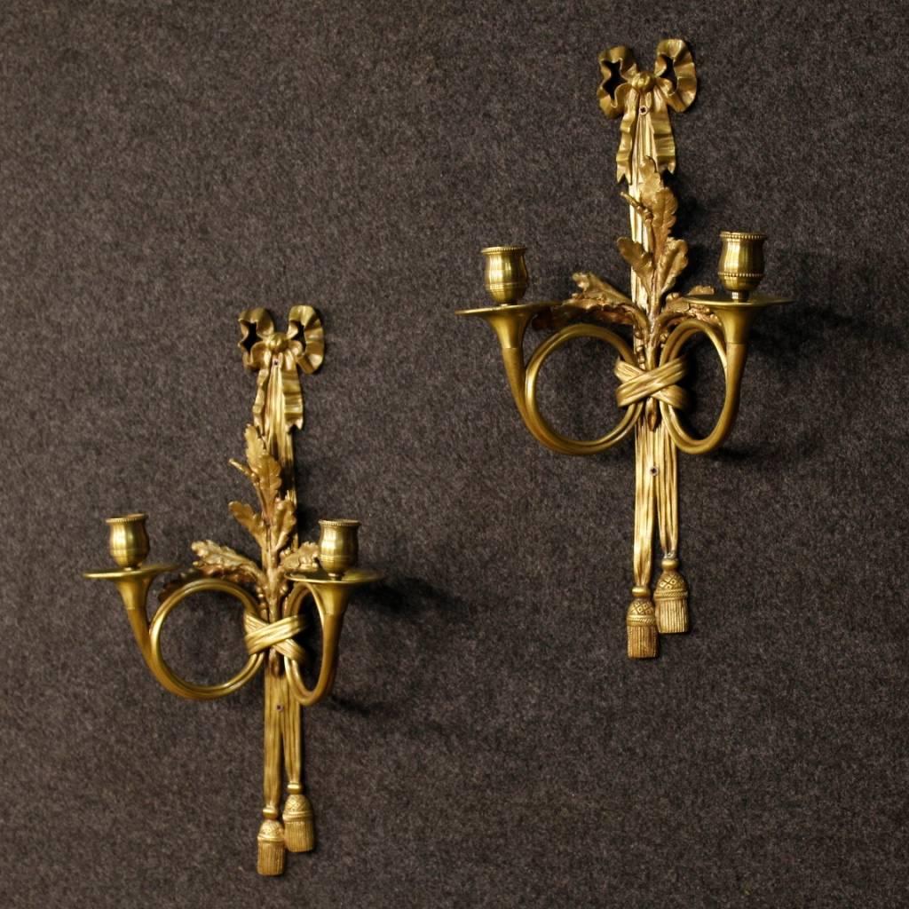 Pair of French wall lights in chiseled and gilded bronze. High quality appliques from the mid-20th century. Overall in good state of conservation.