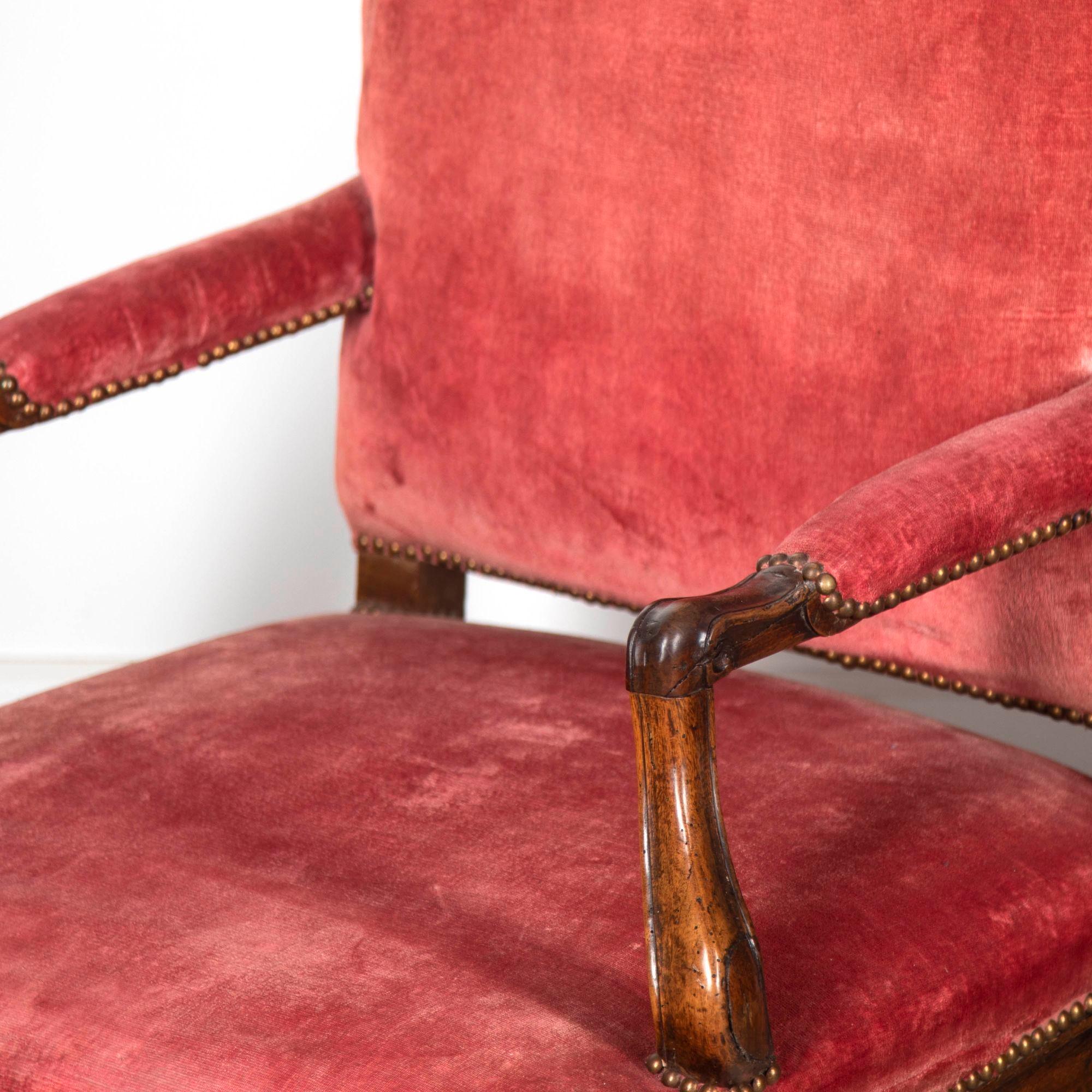 Paire de chaises à accoudoirs françaises en noyer du 18ème siècle en vente 2