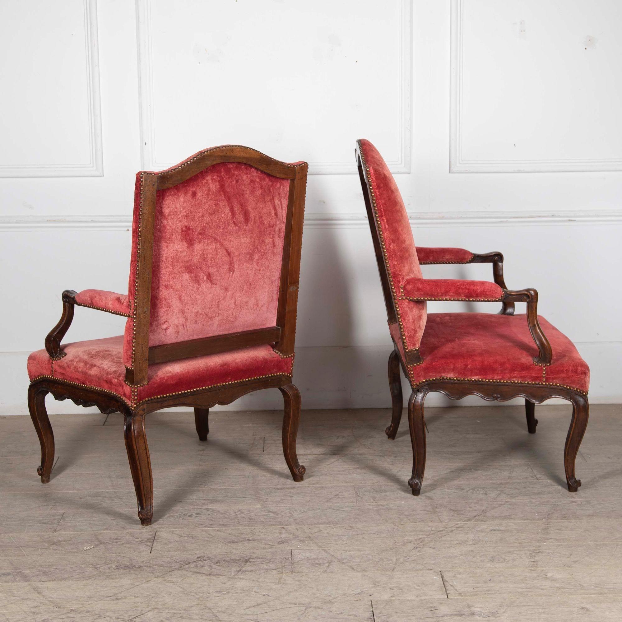 Paire de chaises à accoudoirs françaises en noyer du 18ème siècle en vente 3