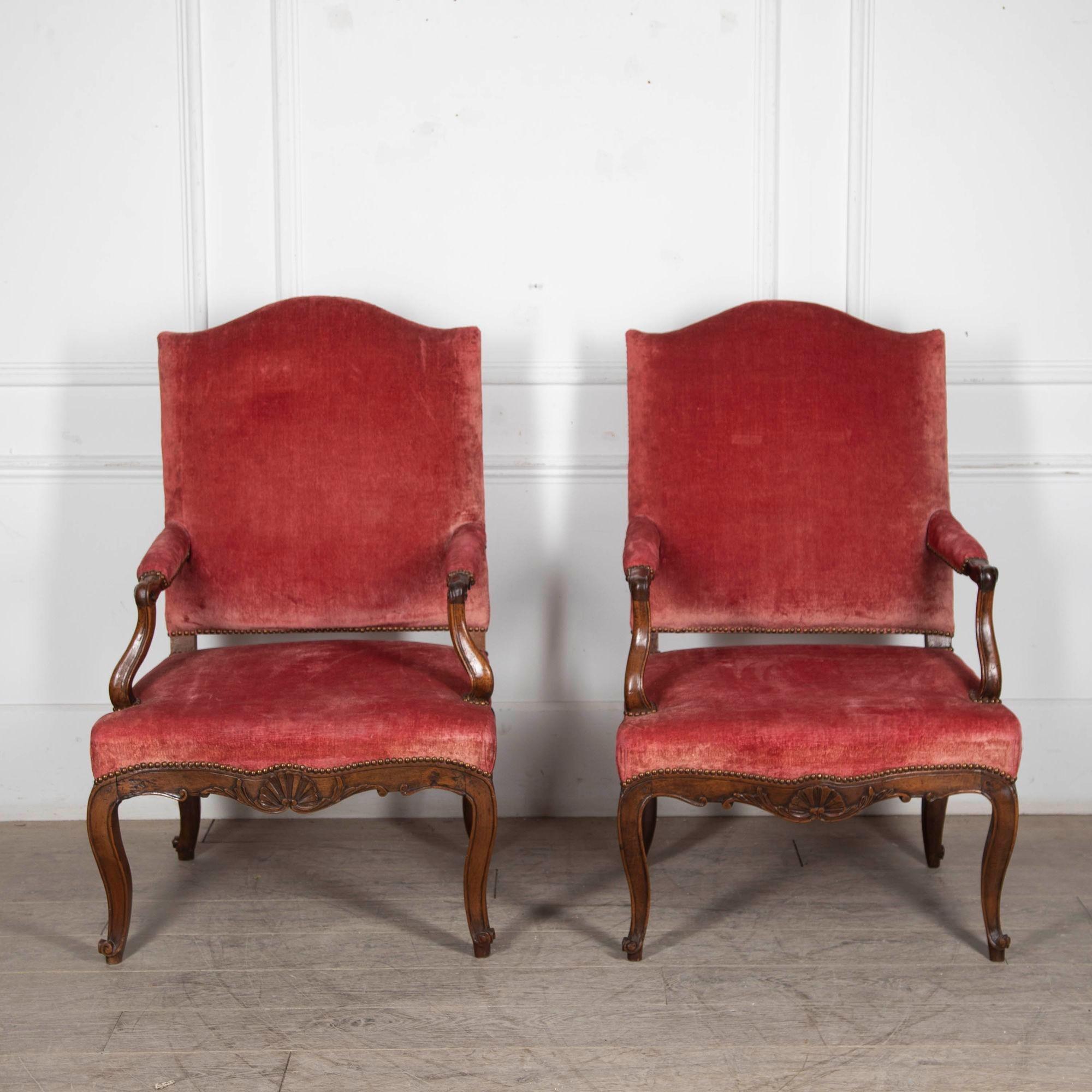 Grande paire de fauteuils ouverts en noyer Louis XV du milieu du XVIIIe siècle.
Finement sculpté de motifs de coquillages et de feuilles sur le tablier avant et sur d'autres traverses latérales ondulées. L'assise large repose sur des pieds cabriole