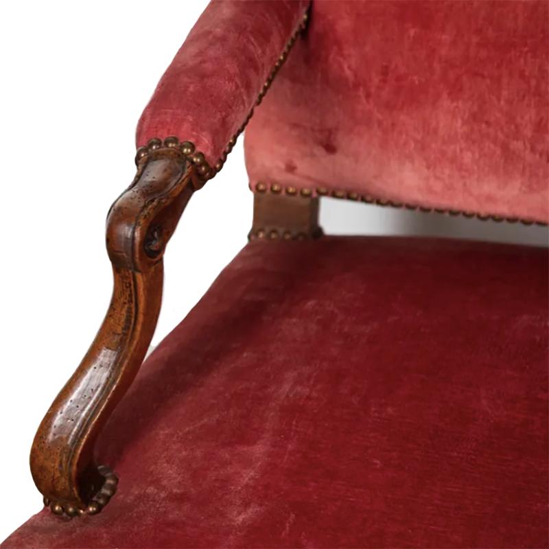 Louis XV Paire de chaises coudées en noyer et velours du XVIIIe siècle en vente