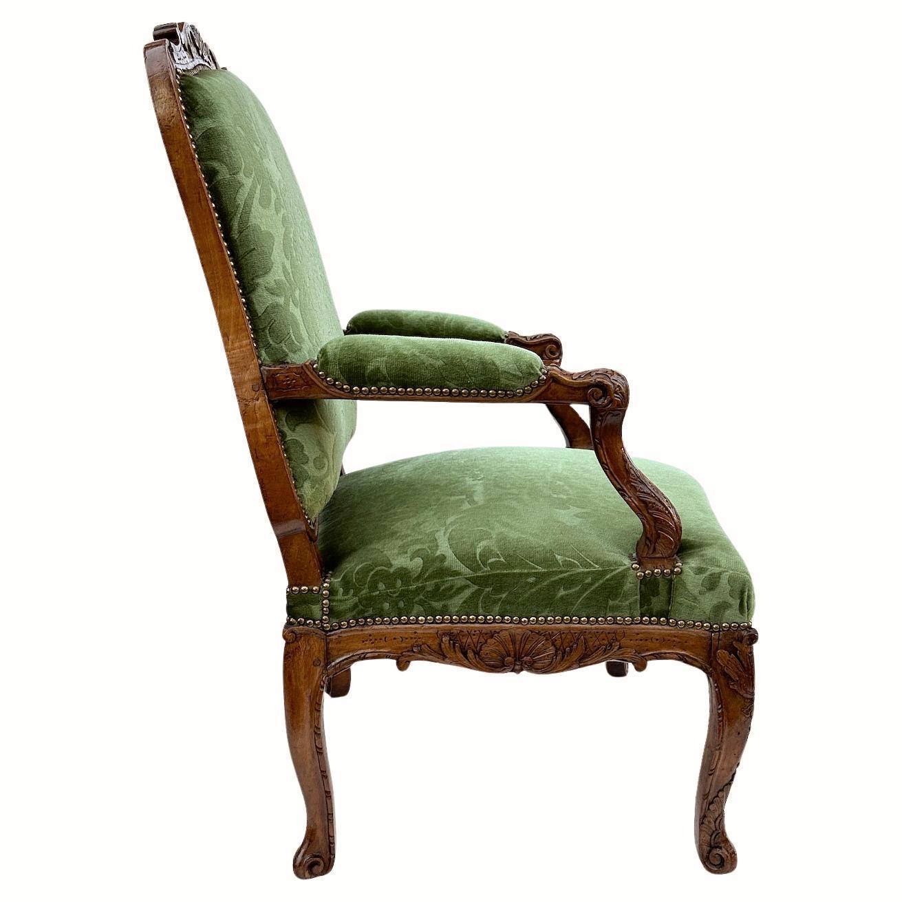 Ein Paar wunderschön handgeschnitzte Sessel aus Nussbaumholz.  In der Vergangenheit mit zugeschnittenem Samtstoff gepolstert.  