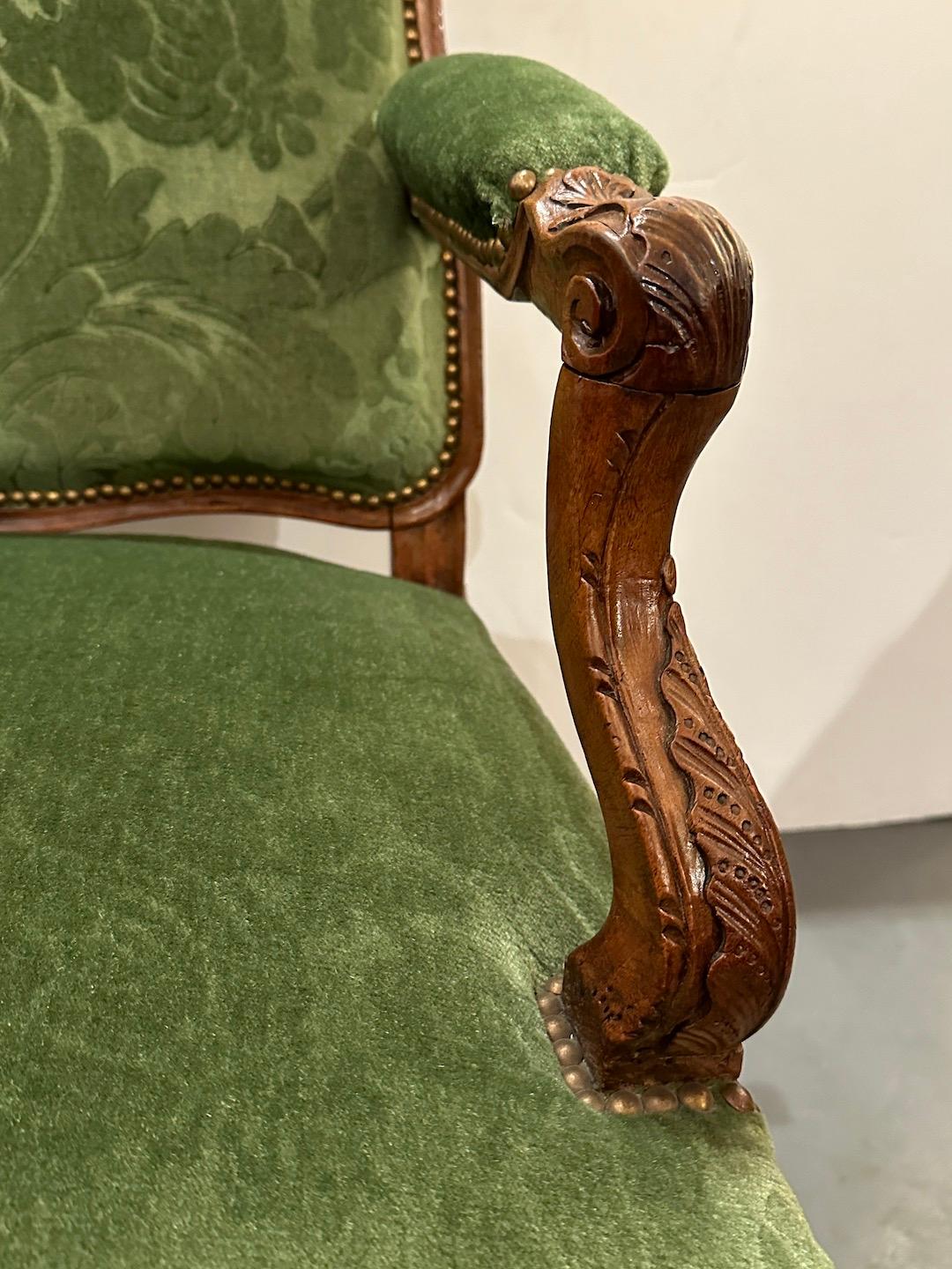 Fin du XVIIIe siècle Paire de fauteuils en noyer français en vente