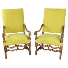 Paire de fauteuils en noyer, tapisserie jaune neuve