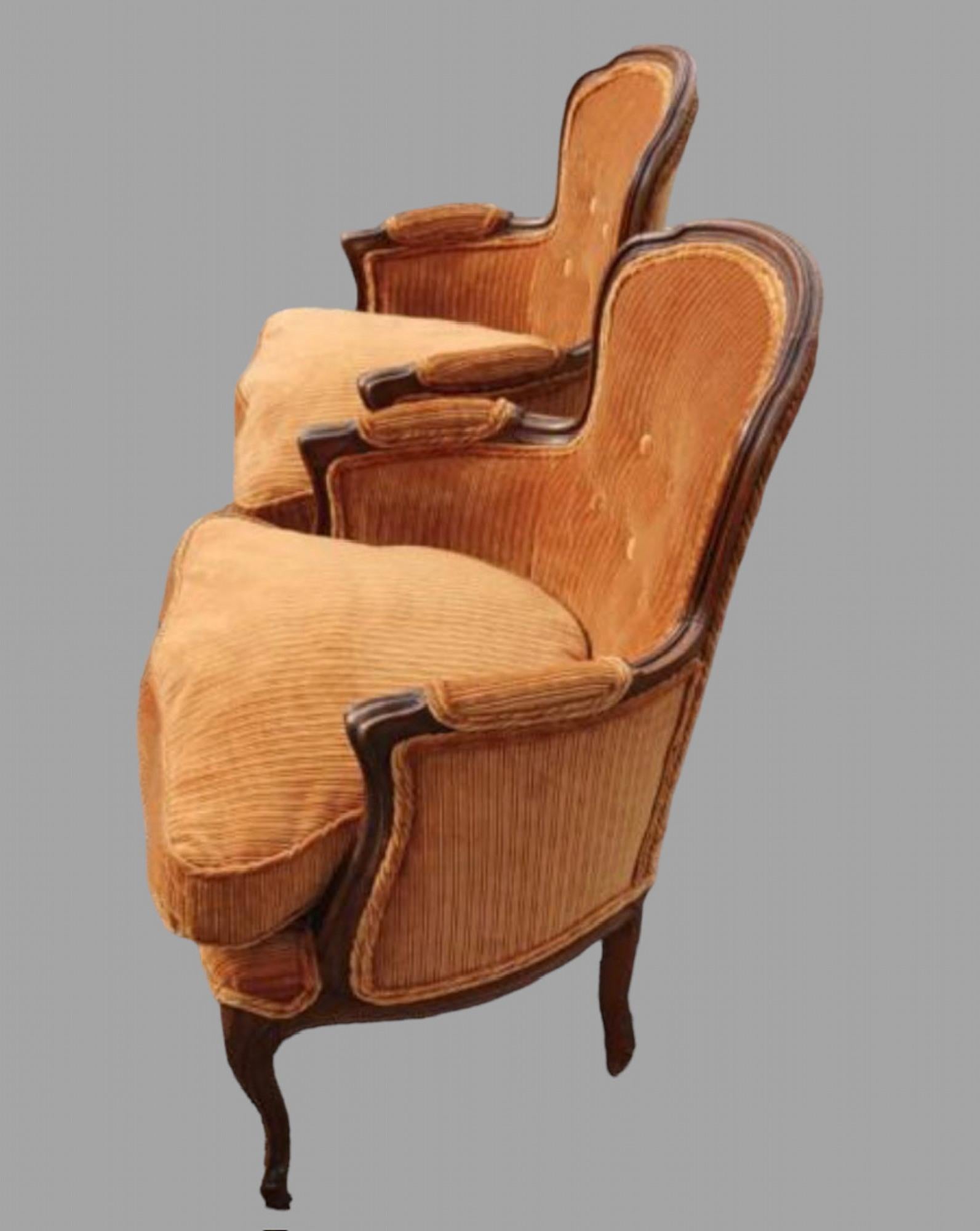 Paire de petits fauteuils à cadre en noyer français, recouverts d'un beau velours de coton couleur rouille et d'un double passepoil.  c. 1910s / 1920s. Hauteur du siège 44 cm