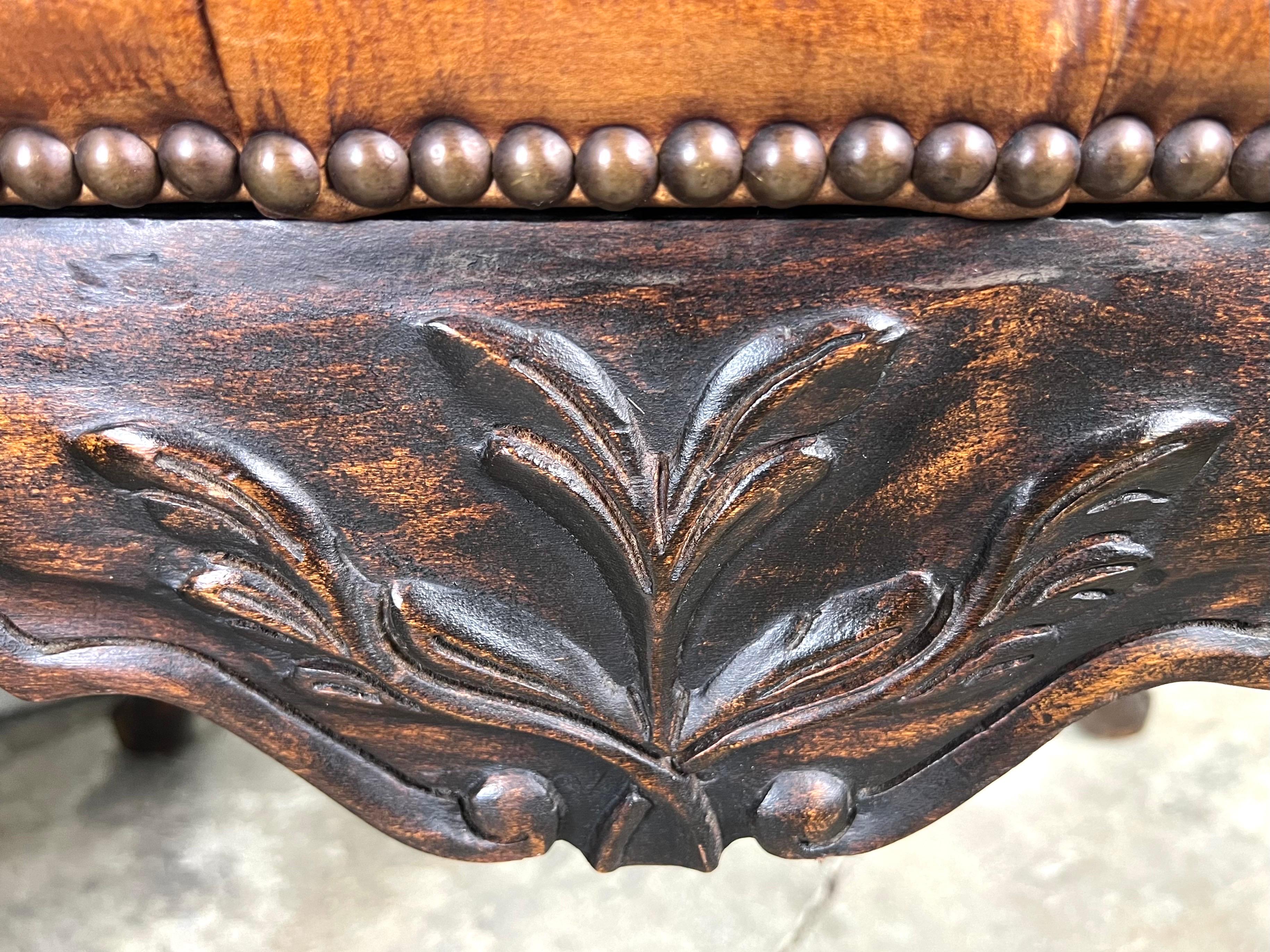 Coppia di panche francesi in noce con rivestimento in pelle in vendita 5