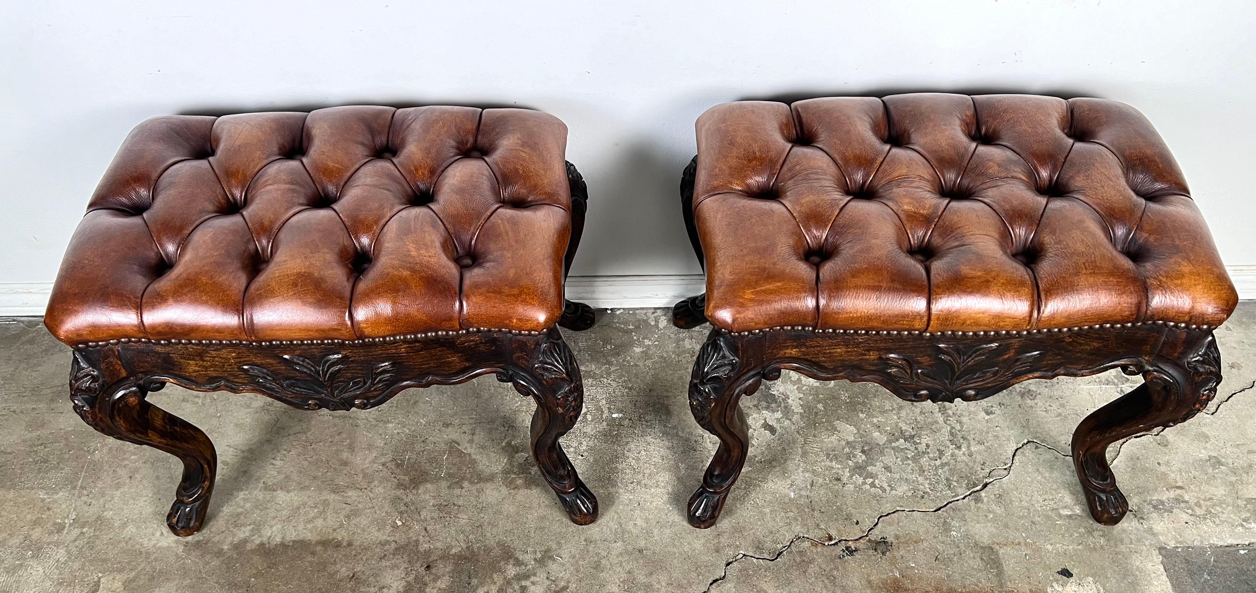 Luigi XV Coppia di panche francesi in noce con rivestimento in pelle in vendita