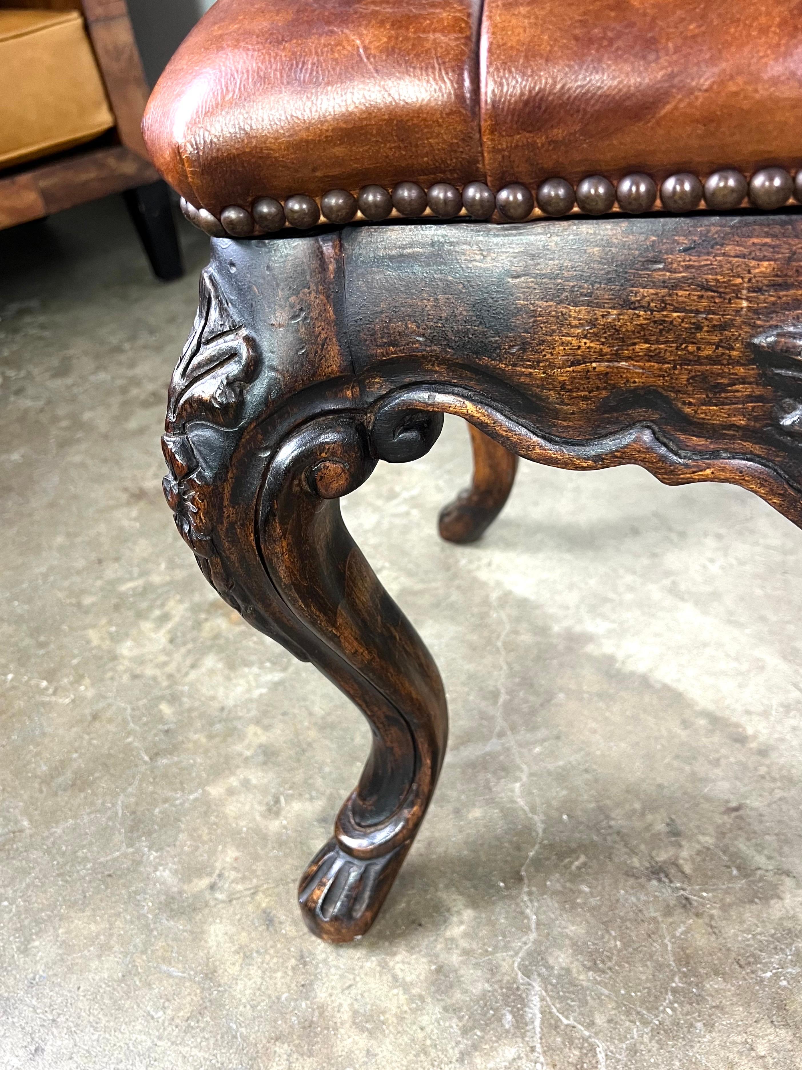 XIX secolo Coppia di panche francesi in noce con rivestimento in pelle in vendita