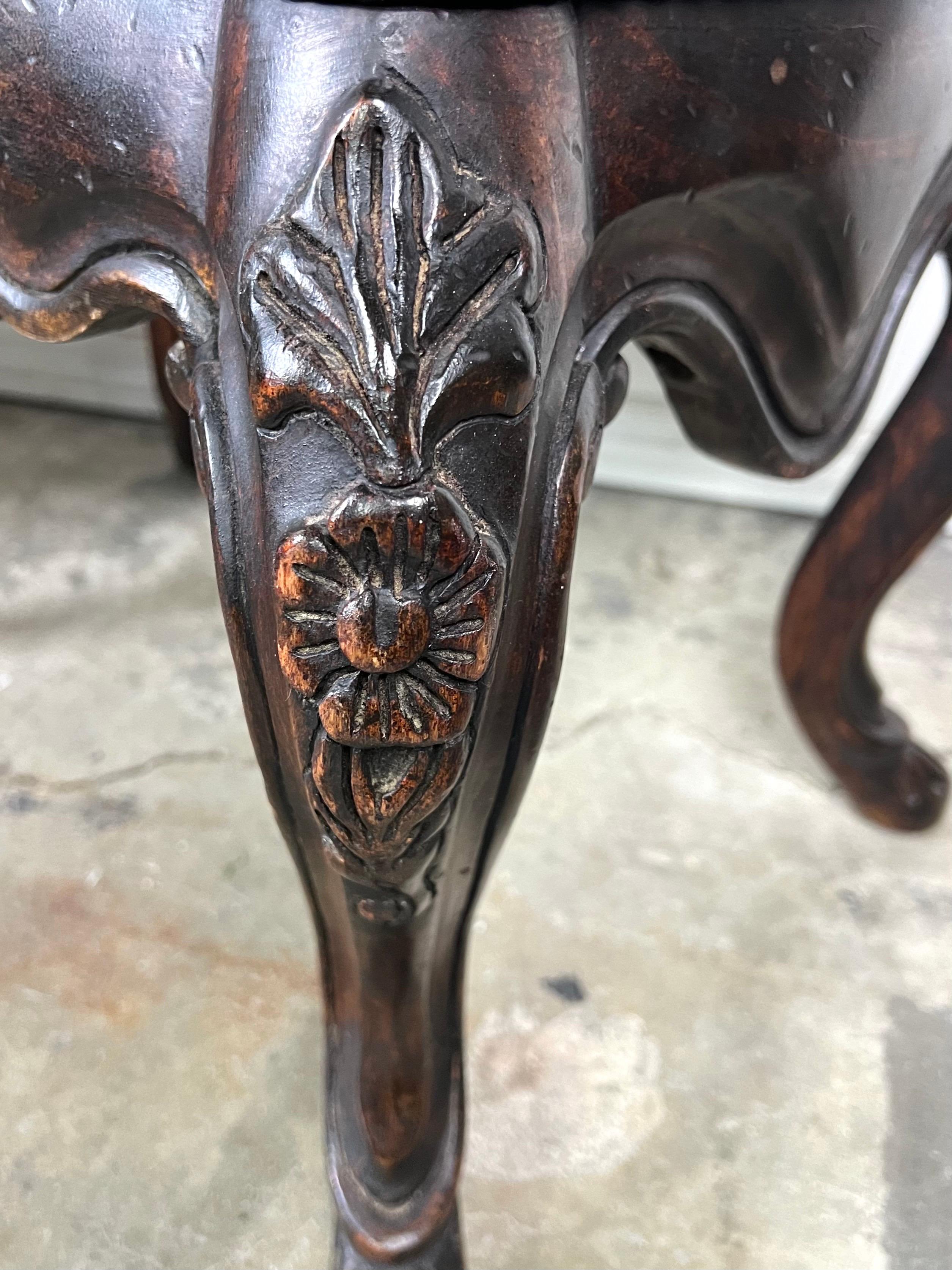 Pelle Coppia di panche francesi in noce con rivestimento in pelle in vendita