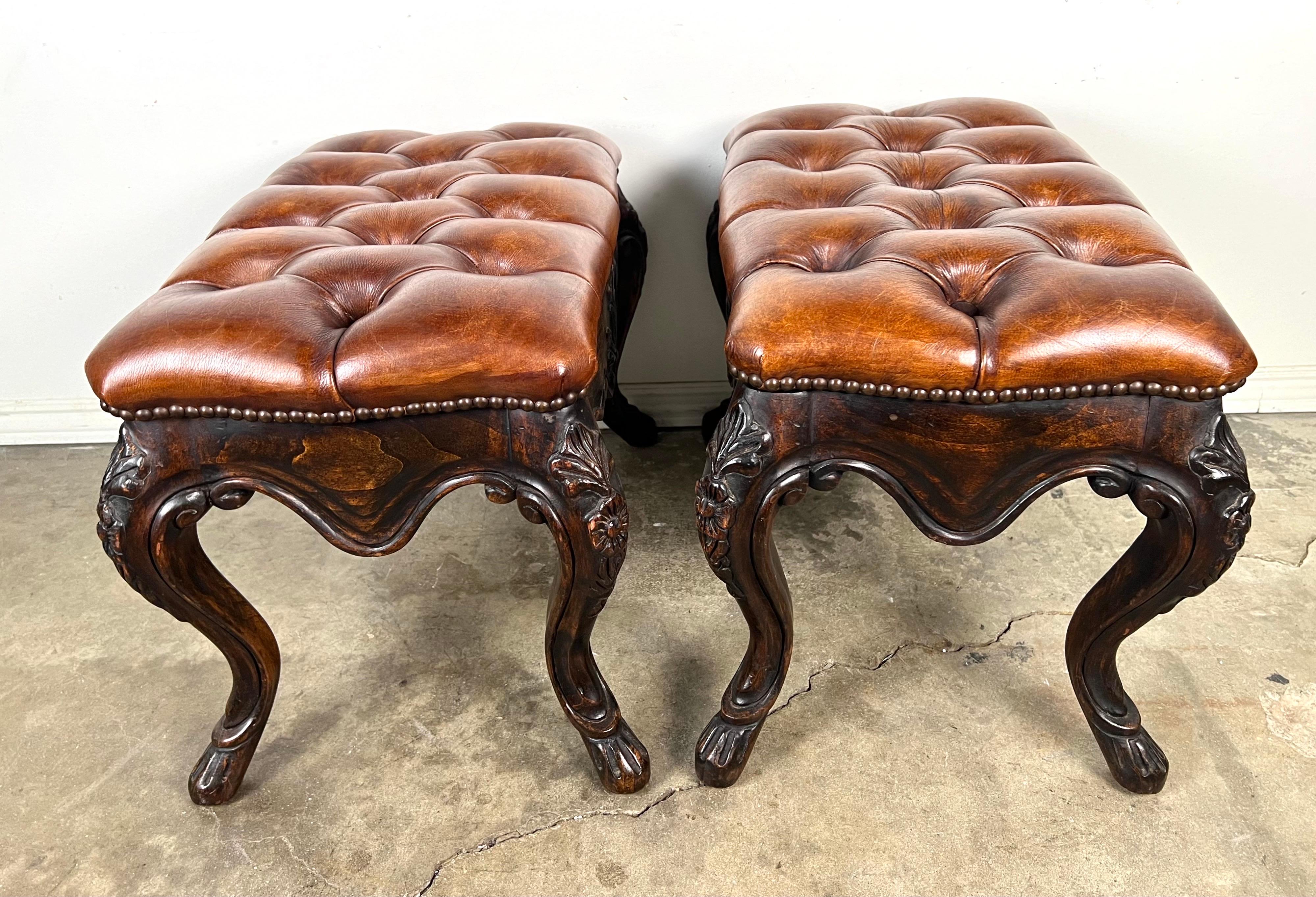 Coppia di panche francesi in noce con rivestimento in pelle in vendita 1