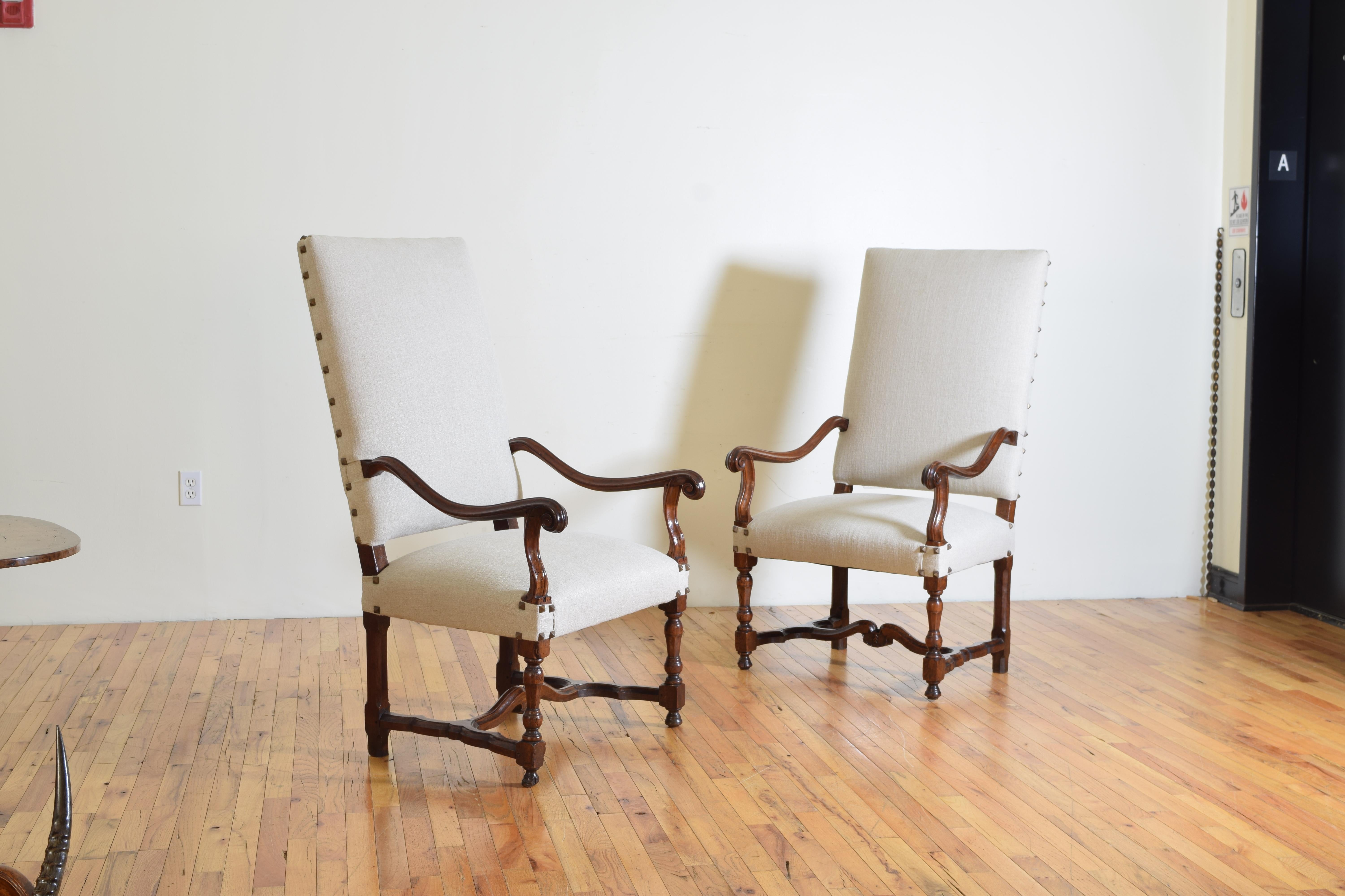 Pair of French Walnut Louis XIV/XV Transitional Fauteiuls, Mid-18th Century In Good Condition In Atlanta, GA