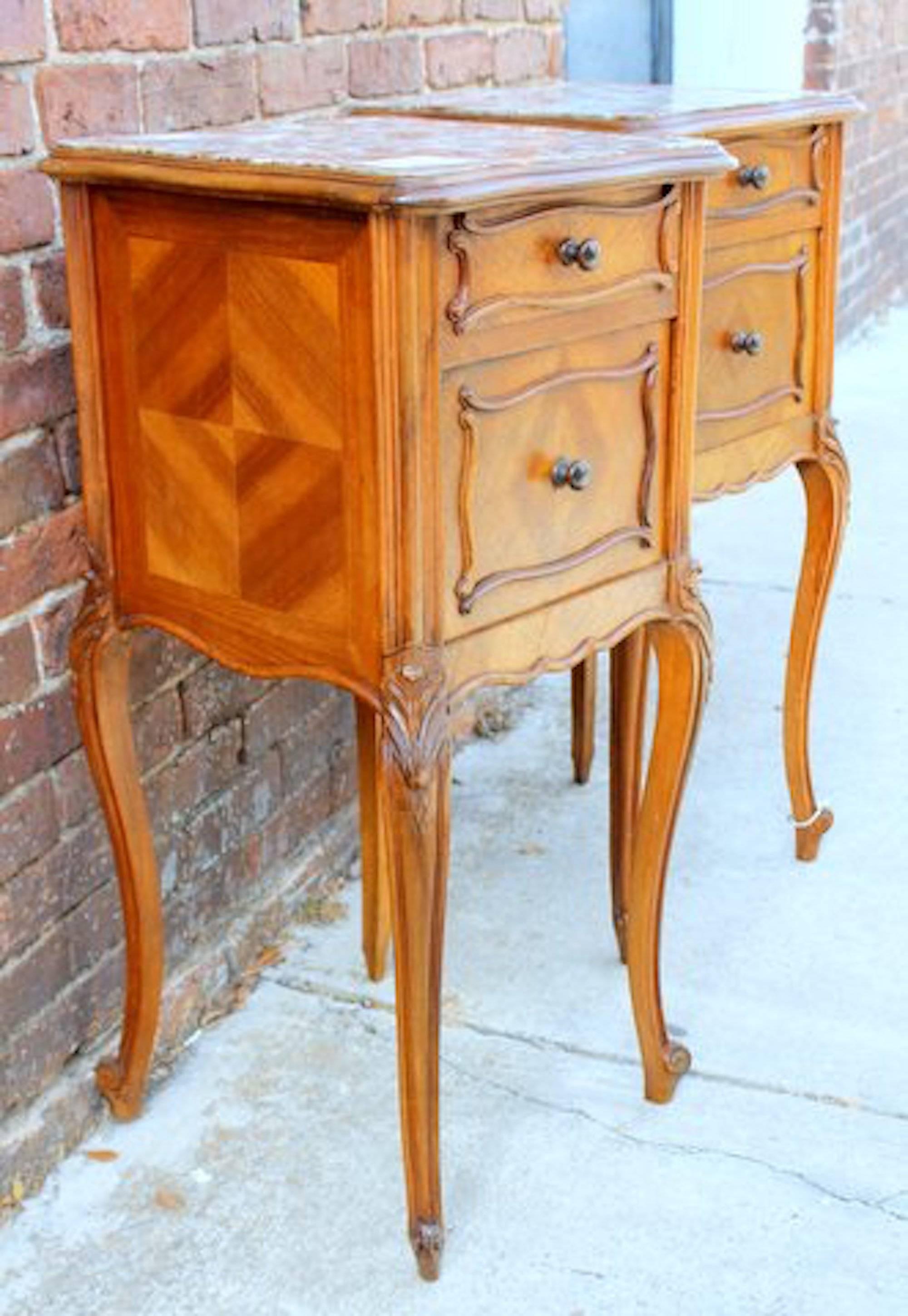 Pair of French Walnut Louis XV Style Marble Top Bedside/Chairside Tables In Good Condition In Charleston, SC
